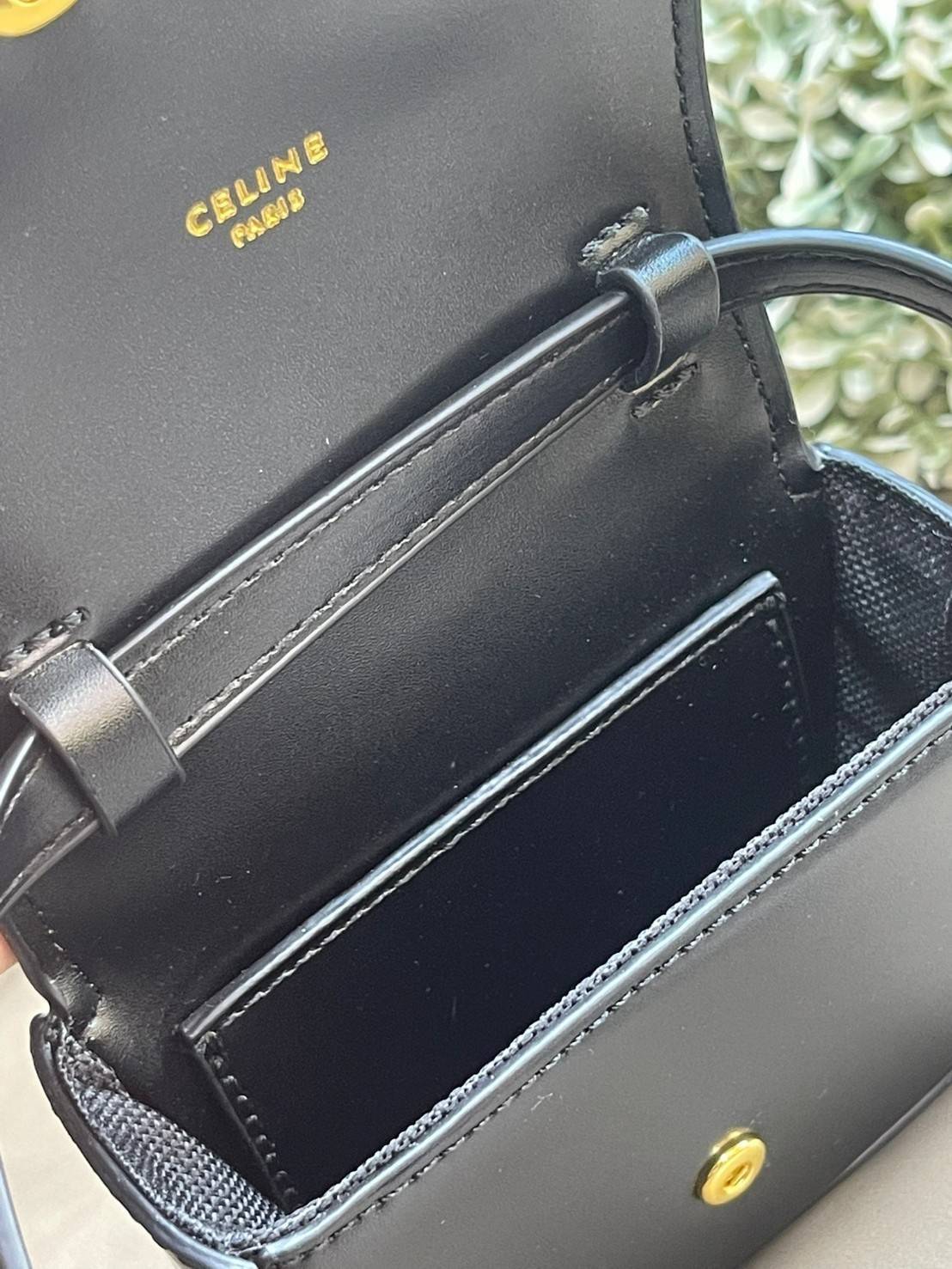 CELINE MINI TRIOMPHE IN TRIOMPHE CANVAS กระเป๋ามินิทรงชิค ดีไซน์รูปกล่องสุดแสนมินิมอล สามารถสะพายแบบ Crossbody และยังเป็น Belt Bagได้อีกด้วย วัสดุแคนวาสลาย Triomphe แบบไม่มีตกยุค ด้านหน้าโดดเด่นด้วยโลโก้สีทอง เป็นอีกหนึ่งตัวเลือกให้คุณเลือกสะพายในชีวิตประ