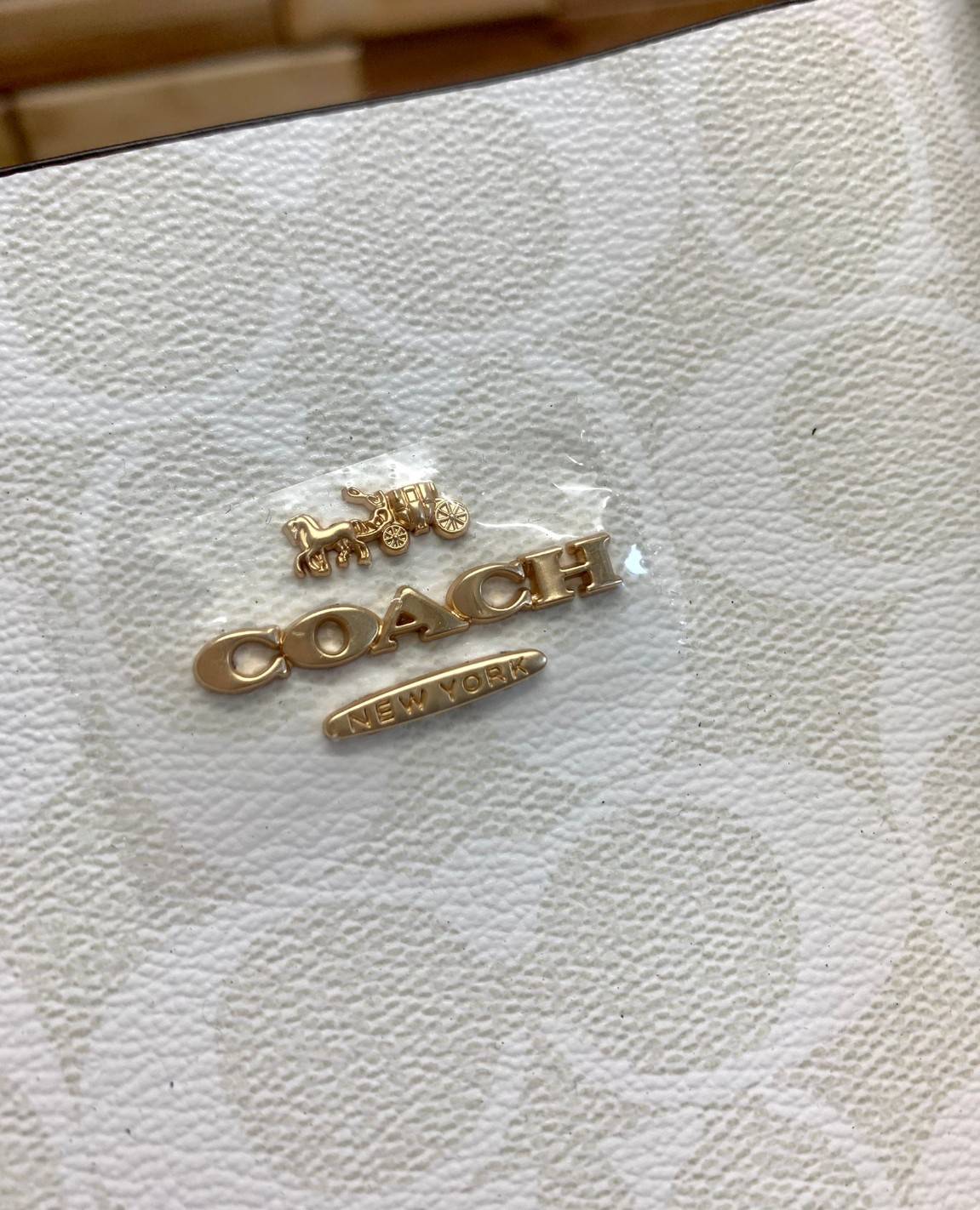 COACH MOLLIE TOTE IN SIGNATURE CANVAS ((1665)) พร้อมส่งอีกครั้ง ห้ามพลาดค่า! กระเป๋าหิ้ว//คล้องไหล่ ใบใหญ่ ทรงTote หนังแท้นิ่มอย่างดีค่ะ ภายในแบ่ง2ช่องใหญ่ สามารถใส่ A4ได้เลย ช่องกว้างมากๆ มีช่องกระเป๋าซิปกลางให้ใส่ของอีกช่องนะคะ