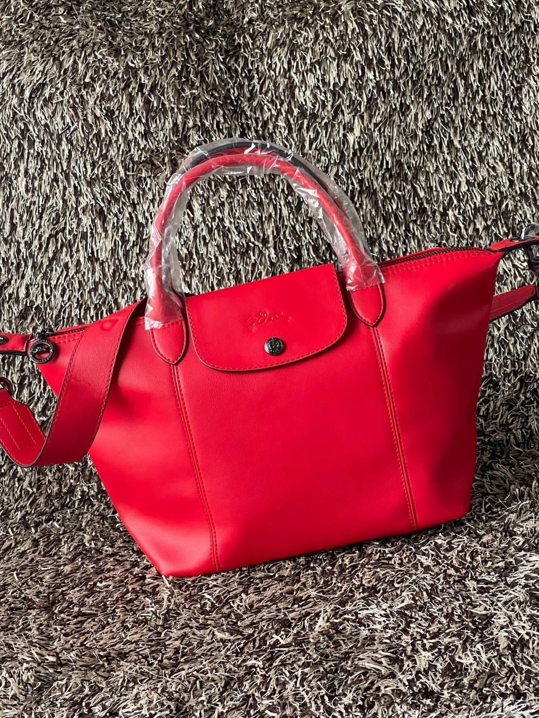 Longchamp Le Pliage Cuir Top handle bag S เรียกว่าเป็นกระเป๋าอีกหนึ่งรุ่นที่ไม่ว่ายังไงก็ฮอตฮิตและติดเทรนด์ตลอดไม่เคยเปลี่ยนกับ ทรง Le Pliage Cuir หนึ่งในตระกูลกระเป๋าสุดไอคอนิกจากแบรนด์