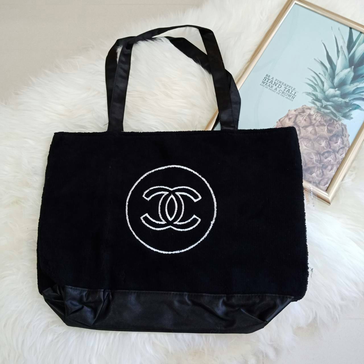 New Arrival !! chanel tote bag กระเป๋าทรง Tote ใบใหญ่ ขนนิ้มนิ่ม จากงานพรีเมี่ยมกิ้ฟ ของแถมจากน้ำหอม จากแบรนด์ CHANEL เนื้อกระเป๋าทพจากขนเทียม ผิวสัมผัสฟูนิ่ม ปักโลโก้แบรนด์ด้านหน้า ด้านในเปิดปิดด้วยกระดุม บุผ้าซับใน ใส่ a4 ได้คะ จะสะพายไปเรียนหรือทำงาน ใ