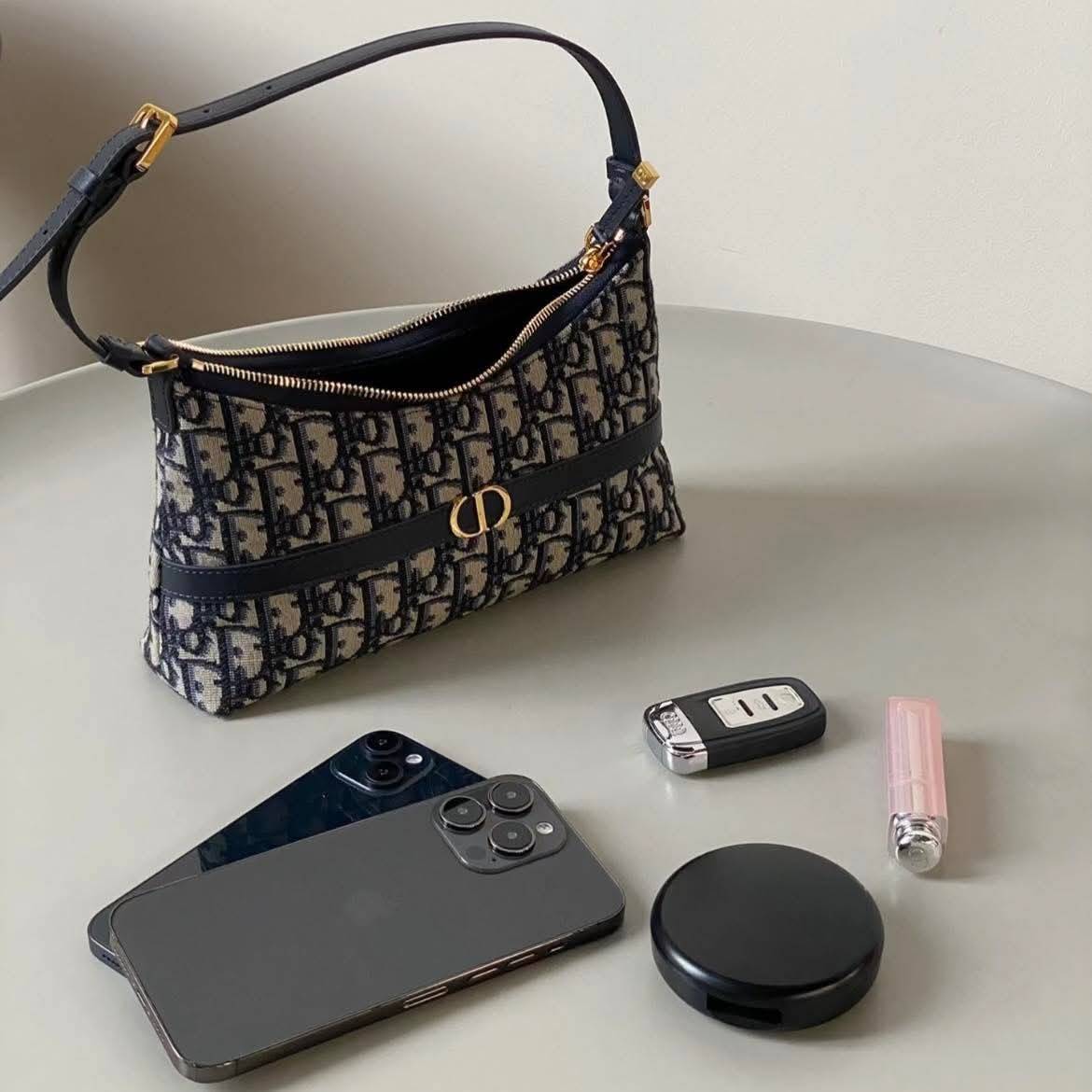 DIOR 30 MONTAIGNE CIGALE MINI BAG ใหม่ล่าสุด กับกระเป๋าสะพายโฮโบมินิไซส์ ที่ไม่ได้เล็กอย่างที่คิด เพราะใบนี้สามารถใส่ของสำคัญได้ครบ ดีไซน์สวยคลาสสิค เรียบแต่โก้ น้อยแต่หรูหรา ใช้งานด้วยซิปรูดใช้งานง่าย