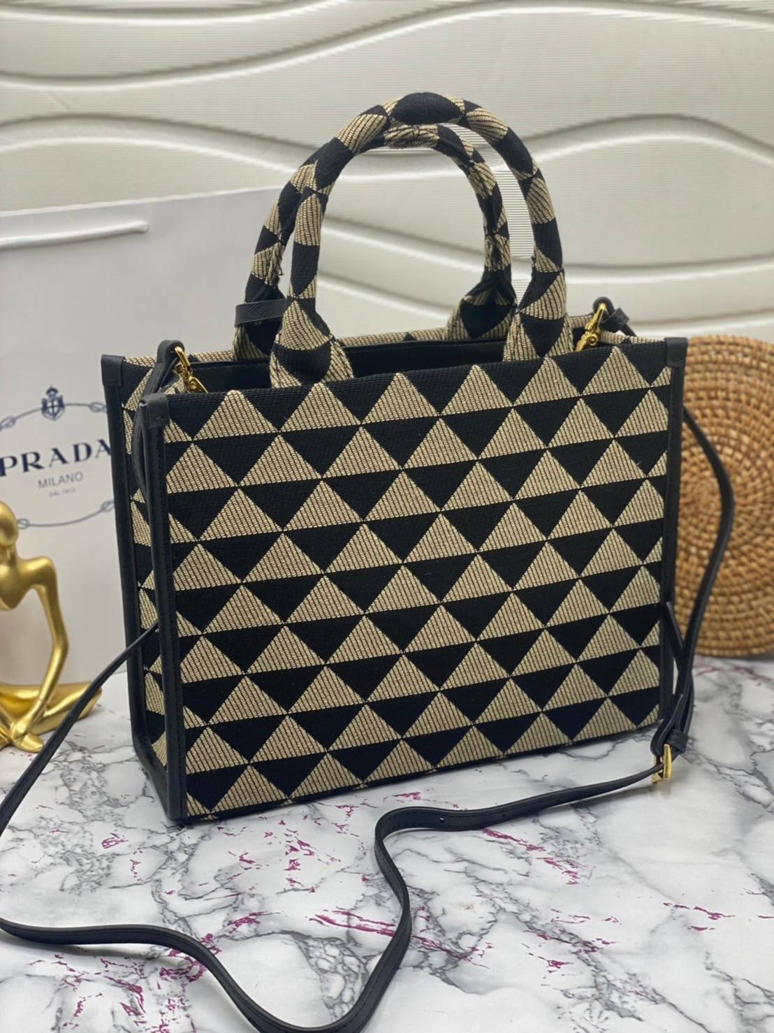 PRADA Small Prada Symbole jacquard fabric handbag แบบใหม่ล่าสุดจากแบรนด์ดัง จัดให้แบบเลิศๆ กับกระเป๋าทรงโท้ท สวยเอกลักษณ์ ภายในโล่งกว้างมาก ใส่ของแบบแน่นๆ จุๆไปได้เลย หมดห่วง!! และยังมีสายครอสบอดี้มาให้ จะสะพายชิคๆคูลๆ จะถือแบบปังๆ ก็เอาอยู่ทุกลุค ราคาคุ้