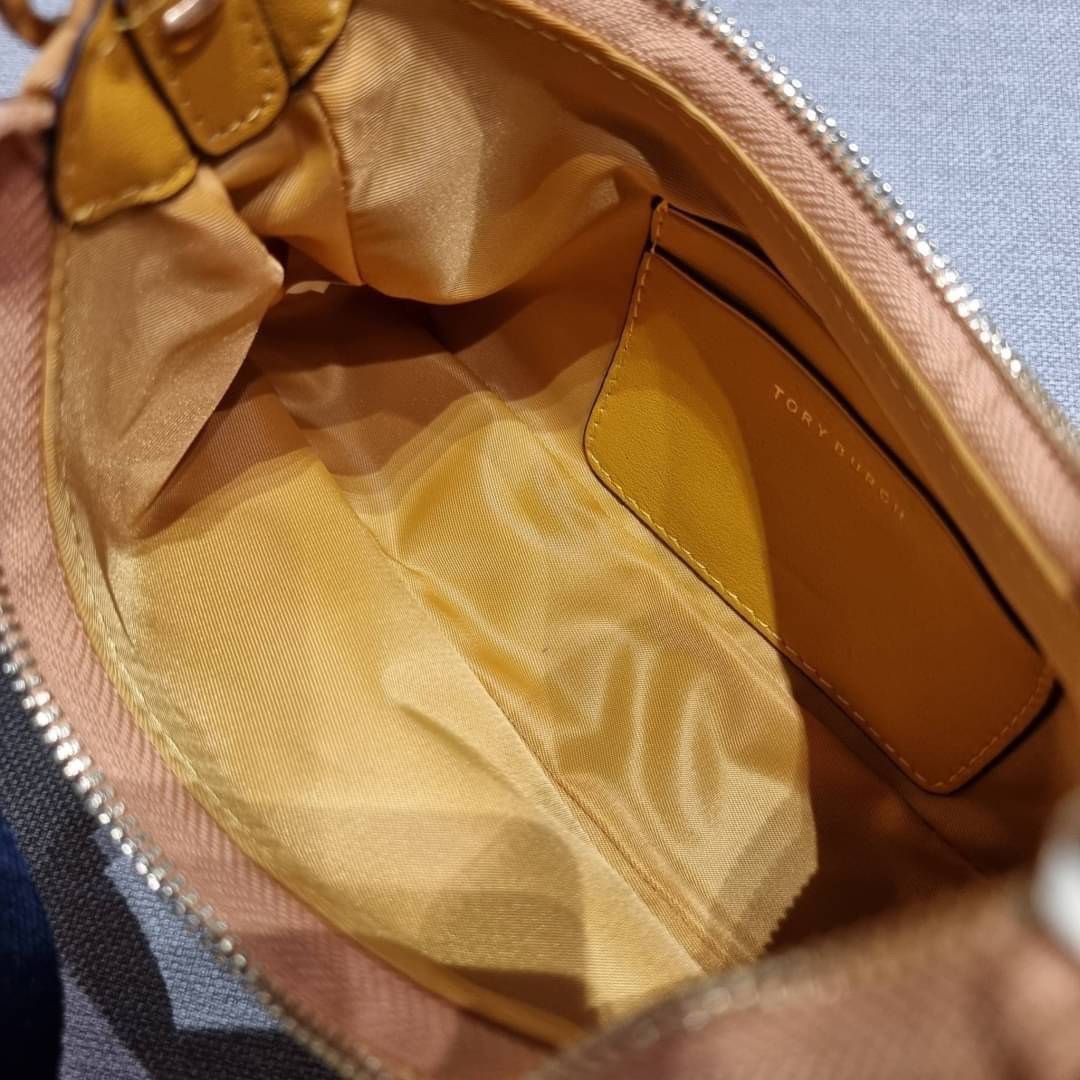 TORY BURCH MERCER NYLON SMALL SHOULDER BAG ใหม่ก่อนใคร!! กับคอลหวานๆ สดใสๆ กระเป๋าสะพายทรงโฮโบ ขนาดกะทัดรัด ฟังก์ชั่นการใช้งานจัดแบบเต็มที่ ด้วยสายสะพายถึง 3 เส้น สายโซ่คล้องแขน สายหนังแบบสั้นคล้องไหล่ และสายสปอร์ตเส้นใหญ่ ดูดี!! คุ่มแค่ไหนคิดดู!! วัสดุผ้