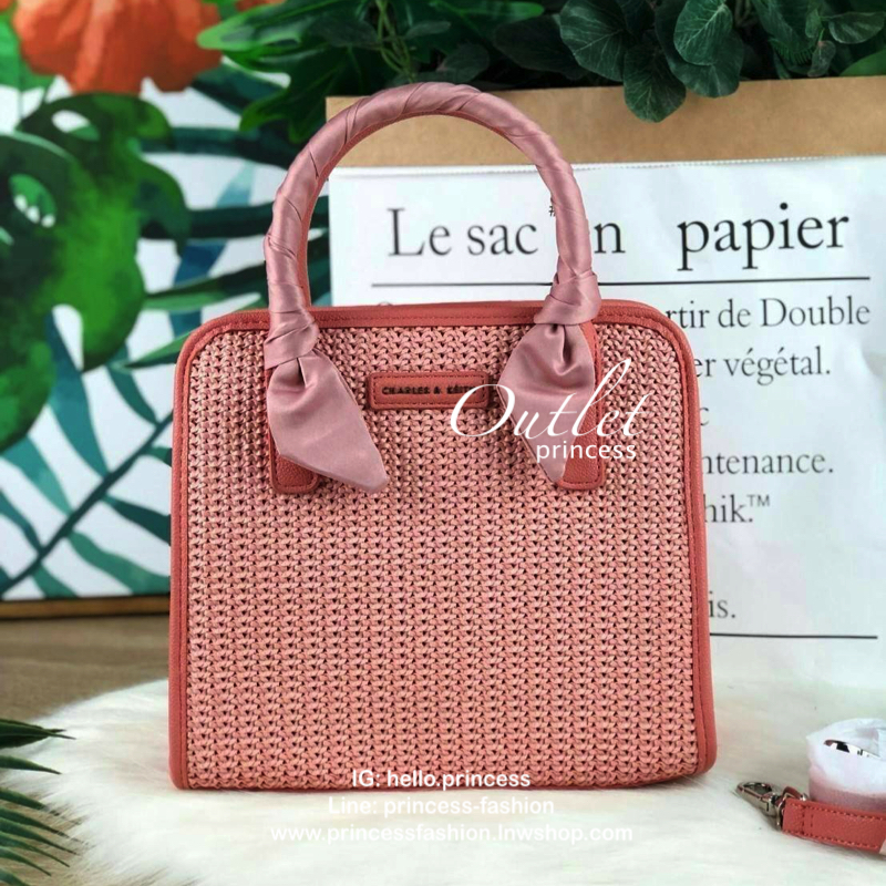 CHARLES & KEITH SATIN SCARF WRAPPED WOVEN BAG กระเป๋าถือ/สะพายอยู่ทรง มีผ้าพันหูกระเป๋าให้ 1 เส้น มีหมุดรองฐานทั้ง 4 มุม ที่ด้านหน้าทำ texture สวยงาม เปิดปิดด้วยกระดุมแม่เหล็ก ด้สนในมีช่องซิปเล็ก 1 ช่อง รุ่นนี้จุของได้เยอะ ใส่ iPad mini ได้สบายๆค่า สายสะพ