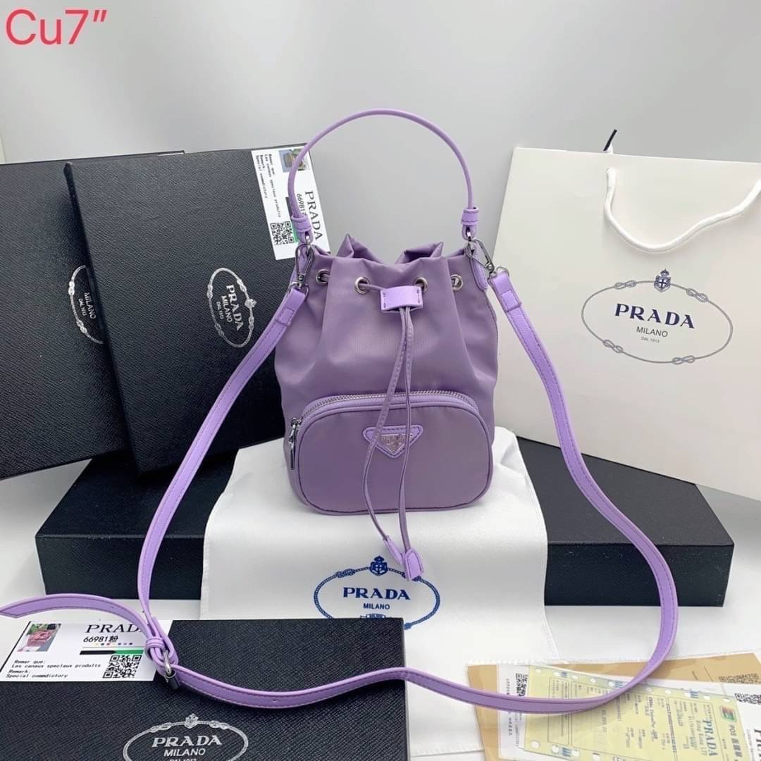 Prada Duet Re-Nylon Bucket shoulder bag / Prada Nylon bucket bag Pastel กระเป๋าสะพายข้าง ไซส์มินิ น้องทรงขนมจีบ น่ารัก น่าใช้ พร้อมสายยาว(ถอดได้) สีพาสเทลน่ารักละมุนมากๆ ค่ะ