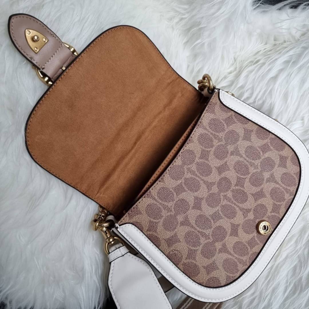 COACH C0749 BEAT SADDLE BAG WITH HORSE AND CARRIAGE PRINT สีหายาก ละมุนคุณหนู คอลเลคชั่นใหม่ ดีไซน์หรูหรา พิเศษมากๆมาพร้อมสายสะพาย 2 เส้น ใช้คู่กันหรือแยกสะพายก็สวยครบสูตร กระเป๋าสะพายทรง saddle คลาสสิค เปิด-ปิดด้วยกระดุมแน่นหนา ภายในเป็นช่องโล่ง ใส่ของได
