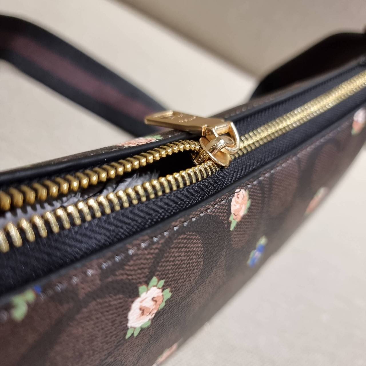 COACH C7264 C6823 C6817 JES BAGUETTE IN SIGNATURE CANVAS คอลเลคชั่นใหม่ล่าสุด พร้อมเสิร์ฟความสวยถึงบ้านเช่นเคย!! กระเป๋าสะพายทรงบาแกตต์ ดีไซน์ย้อนยุค ที่แอบแฝงความเรียบหรูดูแพงอยู่ในตัว โดดเด่นด้วยสายสะพายเส้นใหญ่ โทนสีคอนทราส ทำให้ไอเท็มนี้ดูมีลูกเล่นมาก