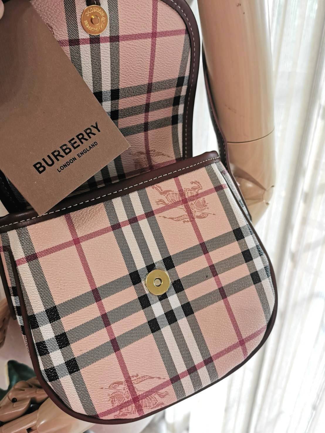 BURBERRY FRAGRANCES VINTAGE CROSSBODY BAG GiFT WITH PURCHASE (GWP) กระเป๋าสะพายพรีเมี่ยมกิ๊ฟ Limited Edition จากเคาน์เตอร์ BURBERRY FRAGRANCES วัสดุหนังแท้ขึ้นลาย Burberry Vintage Signature สวยหรูสุดคลาสสิค เปิดปิดฝาปิดกระดุมแม่เหล็ก ภายในมีโลโก้และช่องซิ