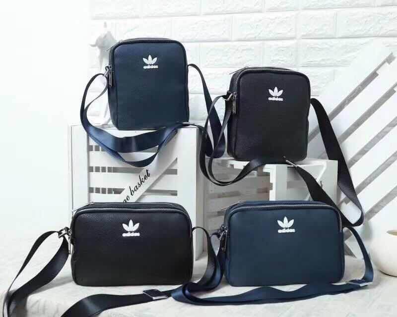 ADIDAS MESSENGER BAG กระเป๋าสะพายข้าง หรือ crossbody วัสดุ pu. น้ำหนักเบา ด้านหน้ามีโลโก้แบรนด์ ตัวกระเป๋า แบ่ง 3 ช่องซิป ช่องซิปหลักกว้าง ใส่ wallet ยาวได้ มาพร้อมสายยาวปรับได้ค่ะ