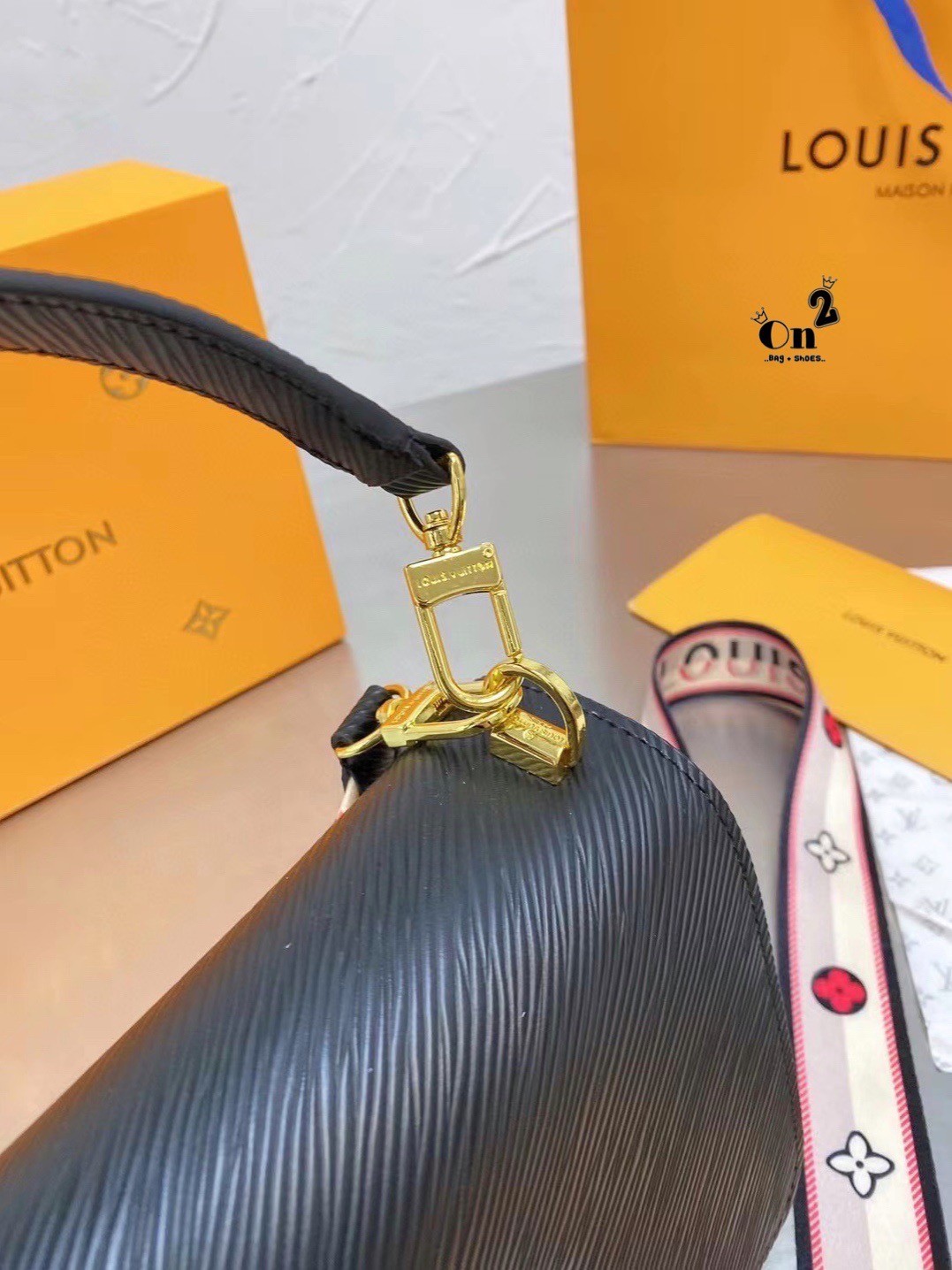 LOUIS VUITTON Twist Shoulder Bag MM / LV Twist MM ที่สุดของความสวยคลาสสิคย้อนยุค กระเป๋าสะพายที่มีลูกเล่น เพิ่มดีเทลให้น่าใช้งาน ด้วยสายสะพายแบบสปอร์ต ที่ปรับเปลี่ยนใช้ได้หลากหลาย วัสดุหนัง epi สวยคม ทนทาน ลวดลายเส้นไม้ แบบไม่มีใครซ้ำ เลิศๆไปอีกกับโลโก้สี