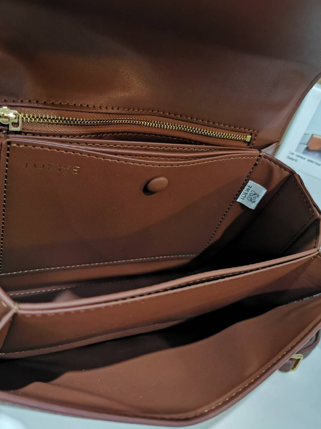 LOEWE CROSSBODYBAG VIP GIFT WITH PURCHASE (GWP) กระเป๋าสะพายพรีเมี่ยมกิ๊ฟ Limited Edition จากน้ำหอม LOEWE DUTY FREE วัสดุหนังแท้ Calf Leather หนังเรียบสวยอยู่ทรงดีไซน์สุดคลาสสิค เปิดปิดด้วยฝาปิดโลโก้แบรนด์อะไหล่ทองหรู ภายในมีช่องแบ่งหลายช่องแยกเป็นสัดส่วน