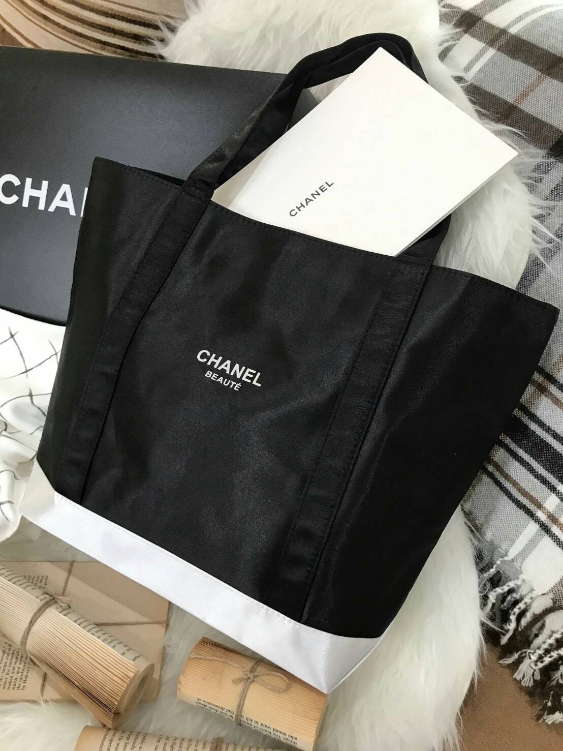 มาใหม่ค้า! Chanel Beaute Black Satin Shopping Bag กระเป๋าสะพาย ShoppingBag VIP GIFT WITH PURCHASE Limited Edition ของแท้นำเข้าจากเคาน์เตอร์ Chanel Beaute ใบใหญ่สีดำสุดคลาสสิค ซับใน Polyester 100% เปิดปิดด้วยกระดุมแม่เหล็ก น้ำหนักเบา จุสุดๆ ใส่เอกสารA4หนัง