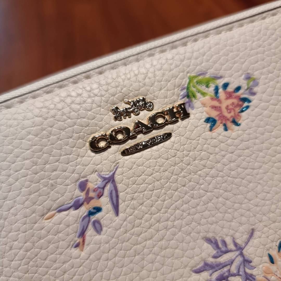 COACH ACCORDION ZIP WALLET IN SIGNATURE CANVAS WITH DAISY BUNDLE / MEADOW PRAIRIE / SPACED WILDFLOWER / DAISY BUNDLE PRINT C0033/F31778/69832 กระเป๋าสตางค์ใบยาว ลวดลายน่ารักน่าใช้มากๆ พื้นเป็นลายซีเอกลักษณ์ วัสดุหนังแคนวาสเคลือบลาย เปิด-ปิดด้วยซิปรอบ ใส่ม