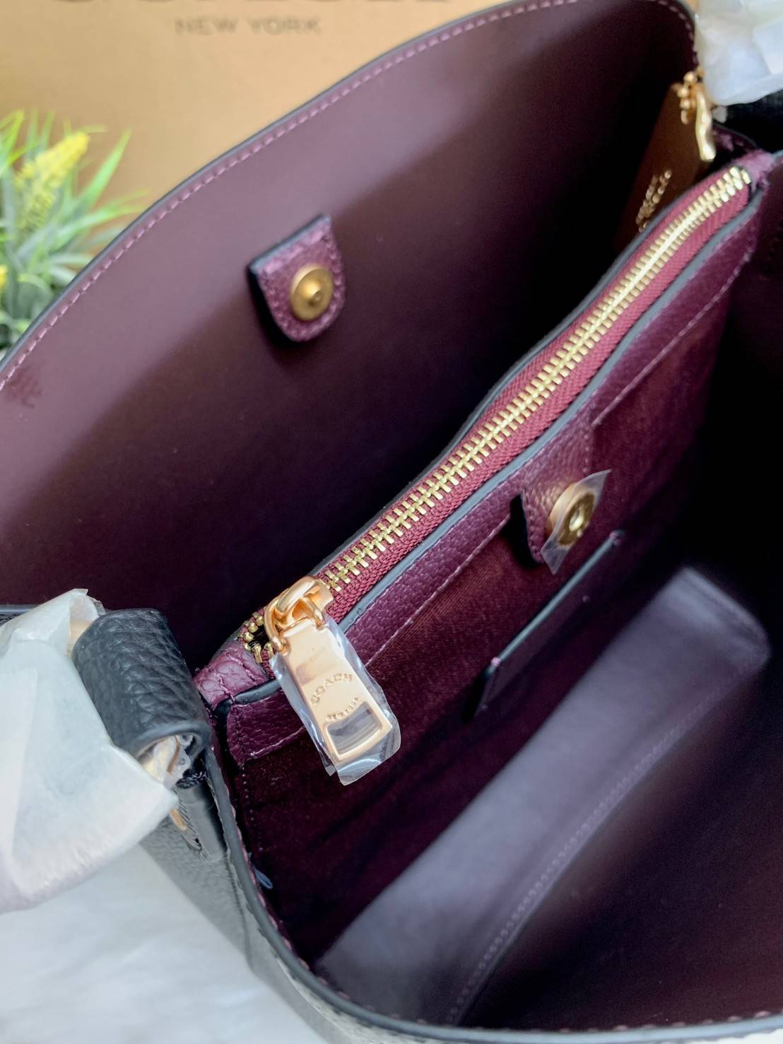 ถังใหญ่พร้อมส่งแล้วค่าา ห้ามพลาด❗️ COACH TOWN BUCKET BAG((91122)) 📣พร้อมส่ง ไซด์ที่สาวๆรอคอยค่ะ! ✔️กระเป๋าทรงถังใบใหญ่ สุดฮิตอีกรุ่นที่สาวๆต้องมีติดตัว ✔️หนังแท้ หนังจริงสวยมาก นิ่มมือดีด้วยนะคะ