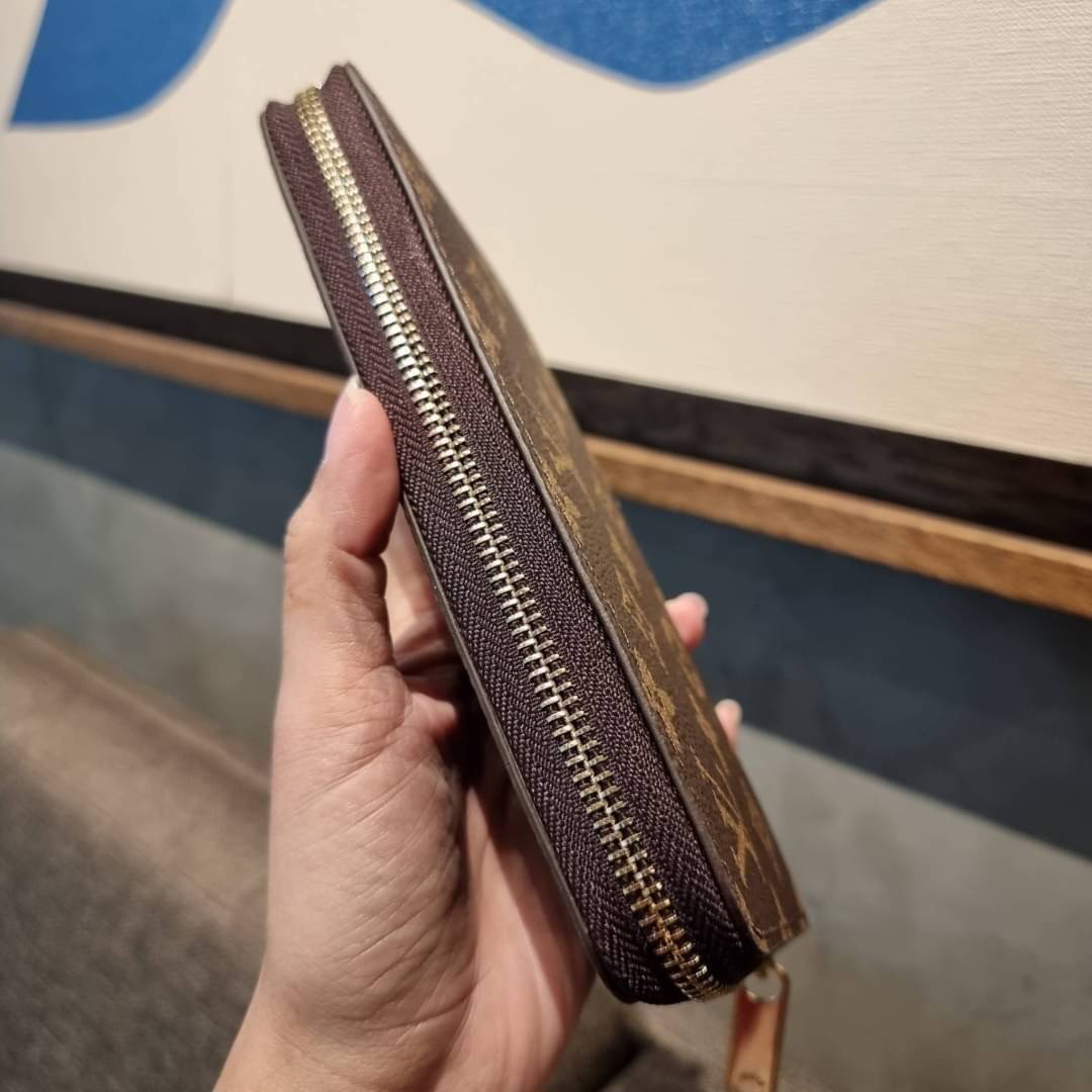 1ซิป LV long wallet ไอเท็มสุดฮิต ติดทุกกระแส แรงไม่เคยตก รุ่น unisex ที่จะหนุ่มๆสาวๆ ก็เลิฟได้หมด!! ใบยาวขนาดกำลังเหมาะมือ ถือแล้วขับผิวทุกสี วัสดุหนังแคนวาส ทนทาน เปิด-ปิดด้วยซิปรอบ ภายในมีช่องใส่บัตรเยอะ แบ่งสัดส่วนสวย ใส่ธนบัตรได้เน้นๆ ใส่เงินไปเลยจ้าห