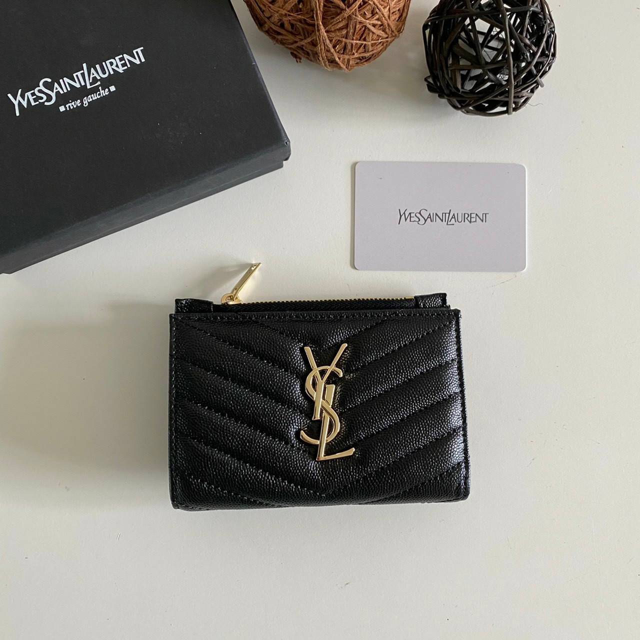 VIP GIFT 】หนังแท้ YSL SAINT LAURENT Monogram Zipped Bifold Wallet มาแล้วจร้า ถามหากันเยอะมากๆ กระเป๋าสตางค์ใบสั้นที่ใส่แบงค์ ใส่บัตร ใส่เหรียญได้เยอะสุดๆ มีสองด้านซิปและพับ ใบเดียวครบจบเลย หนังสวยมาก ละเอียดสุดๆ