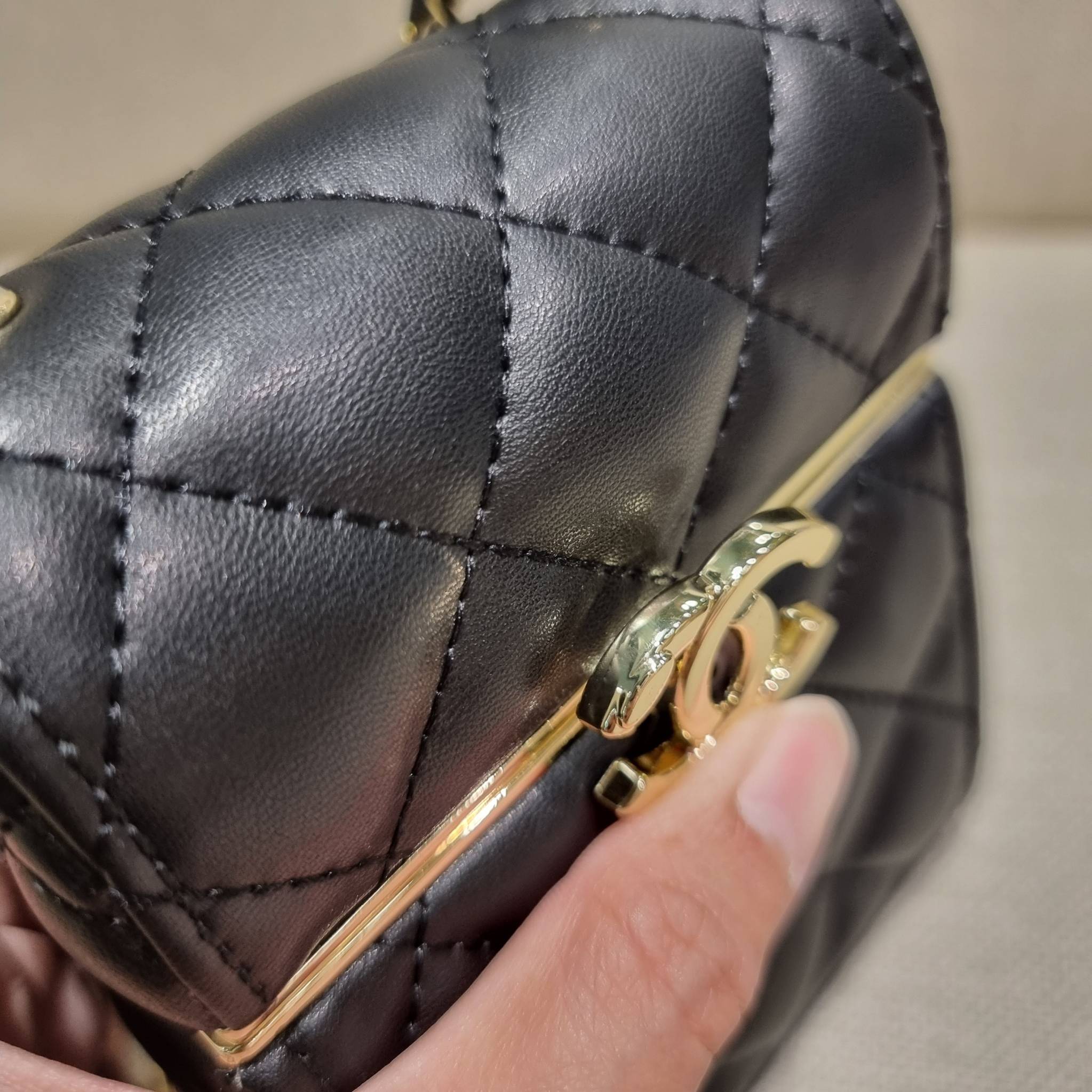 VIP 🥂 Chanel Clutch with Chain / Chanel small box with chain กระเป๋าสะพายเอนกประสงค์ รูปทรงกล่อง ไซส์มินิน่ารัก ใบจริงเห็นแล้วใจบาง หลงรักที่สุด วัสดุหนังสังเคราะห์เดินลายเส้นสวยคม อะไหล่โลโก้สีทองโดดเด่น มาพร้อมสายสะพายในตัว เปิด-ปิดด้วยการกดที่โ