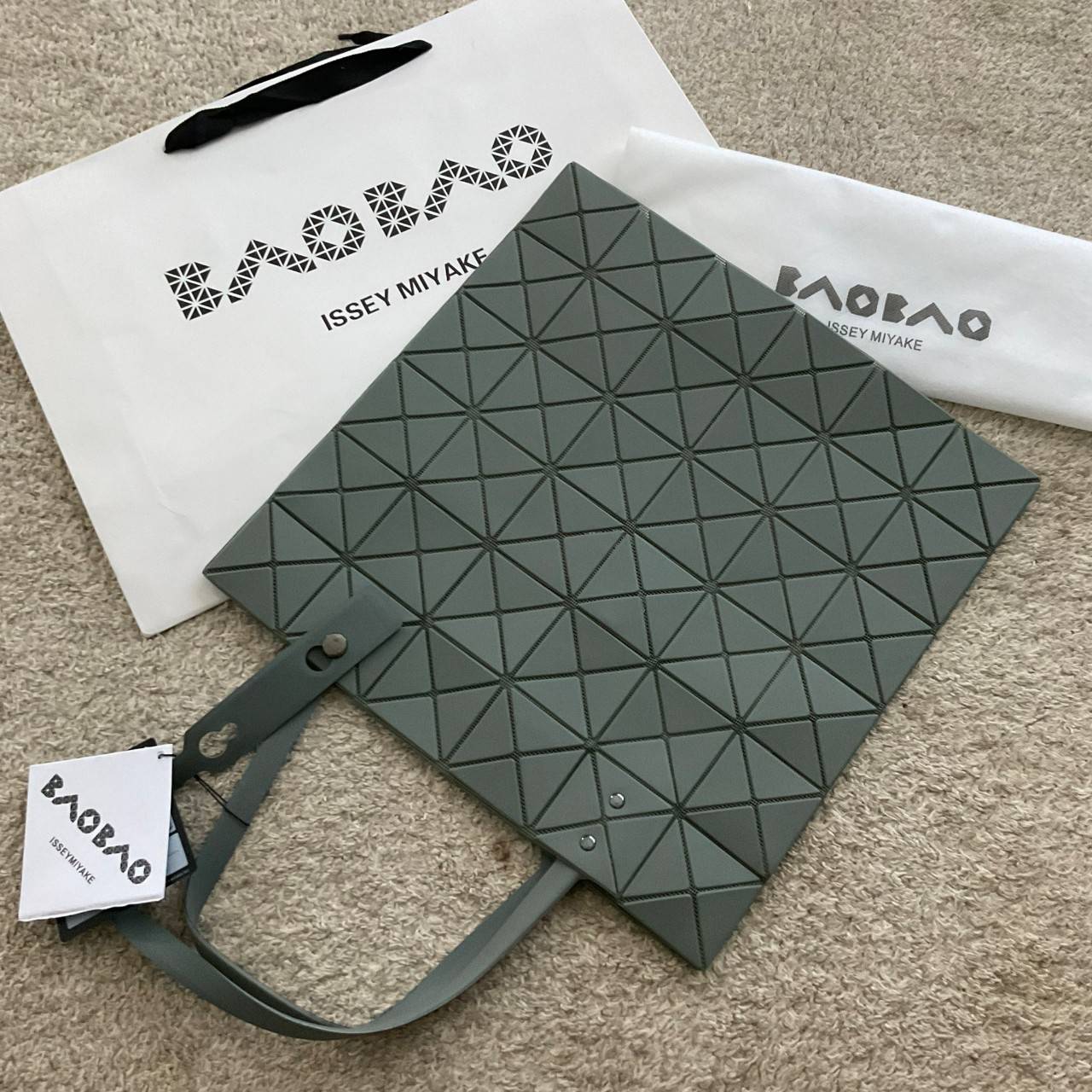 BAO BAO ISSEY MIYAKE LUCENT ONE-TONE กระเป๋าสะพายไหล่ ทรงโท้ท ใบใหญ่สวยมาก ปรับได้หลายทรงตามเอกลักษณ์เฉพาะของแบรนด์นี้ วัสดุ 100% POLYESTER PARTLY: SYMYHETIC LEATHER ด้านในใส่ของได้เยอะมาก ใส่ไอแพด สมุดโน้ตได้สบายเลย วัยทำงานหรือวัยนักศึกษา อย่างน้อยต้องม