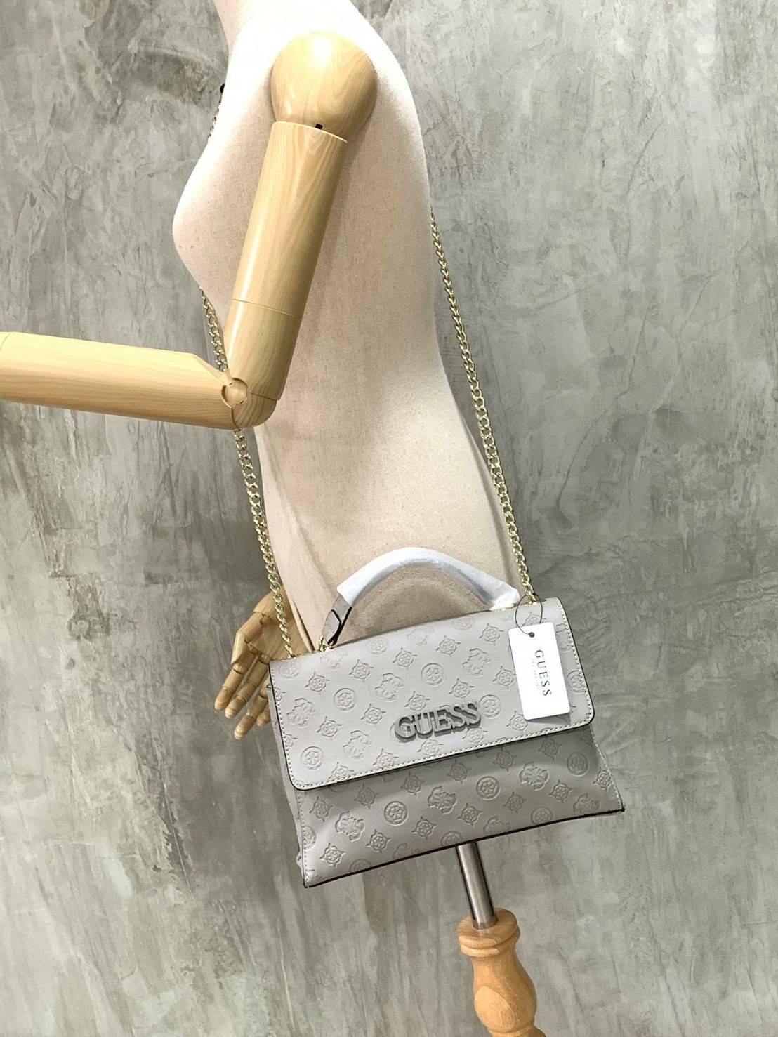 💕GUESS JANELLE CONVERTIBLE CROSSBODY BAG กระเป๋าสะพายข้างรุ่นใหม่ชนช้อปจากGuess สะพายได้ทั้งสายคู่และสายเดี่ยว สายสะพายโซ่ต่อหนังไม่เจ็บบ่า โลโก้ด้านหน้าตัวนูนเด่นชัด วัสดุหนังpu ลาย signature รอบใบ เปิดปิดด้วยกระดุมแม่เหล็กและซิป ภายในมีช่องซิปให