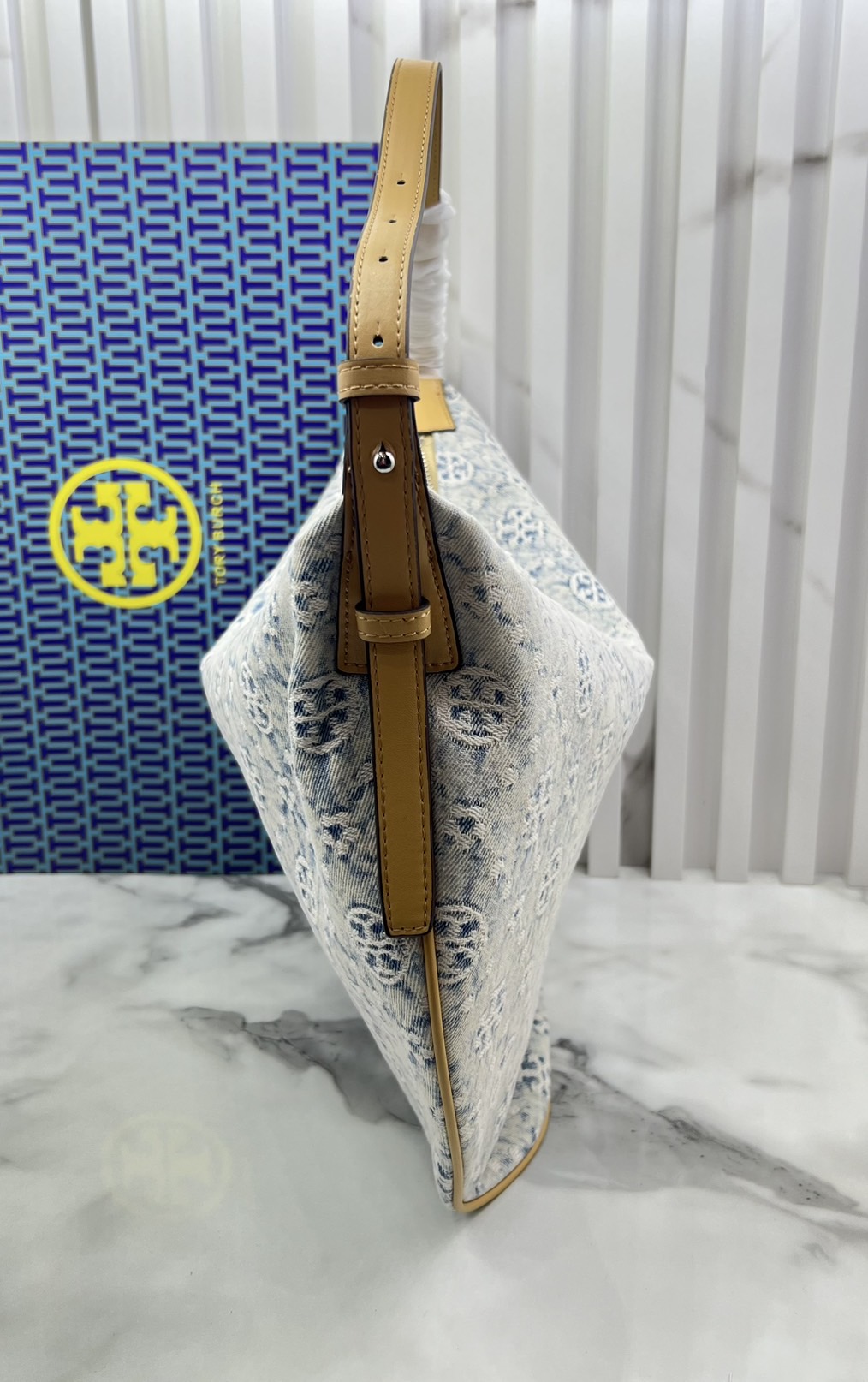 ORI หนังแท้ | Tory Burch T Monogram Balloon Bag 40cm กระเป๋าสะพายทรงโฮโบใบใหญ่ ถือหรือคล้องไหล่รูปทรงใหม่บอลลูนสวยหรูด้วยลายโมโนแกรมเต็มใบ ภายในโล่งกว้างจุของได้เยอะ คอลเลคชั่นใหม่มาแรง!
