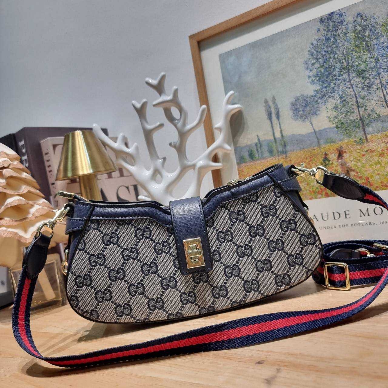 Gucci moon side mini shoulder bag สวยย้อนยุค y2k กำลังมาแรง กับอีกหนึ่งไอเท็มสุดจึ้ง ด้วยขนาดที่กำลังพอดี ดีไซน์คลาสสิคลัคชู ดูผู้ดี