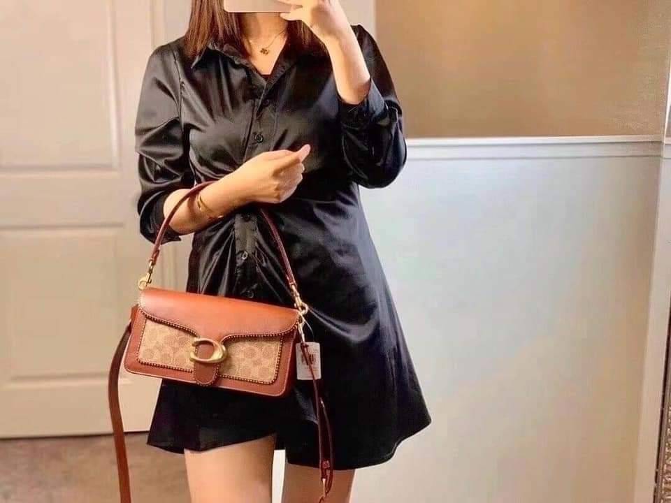 COACH TABBY SHOULDER BAG 26 IN SIGNATURE CANVAS WITH BEADCHAIN (6793,91215) กระเป๋าสะพายไหล่ ดีไซน์วินเทจย้อนยุค สวยคมชัด คลาสสิคใช้ได้ทุกลุค วัสดุหนังแท้สลับหนังแคนวาสเคลือบลาย เปิด-ปิดด้วยแม่เหล็กในตัว รับรองแน่นหนา ด้านหลังมีช่องแยก ภายในเป็นช่องโล่ง ข