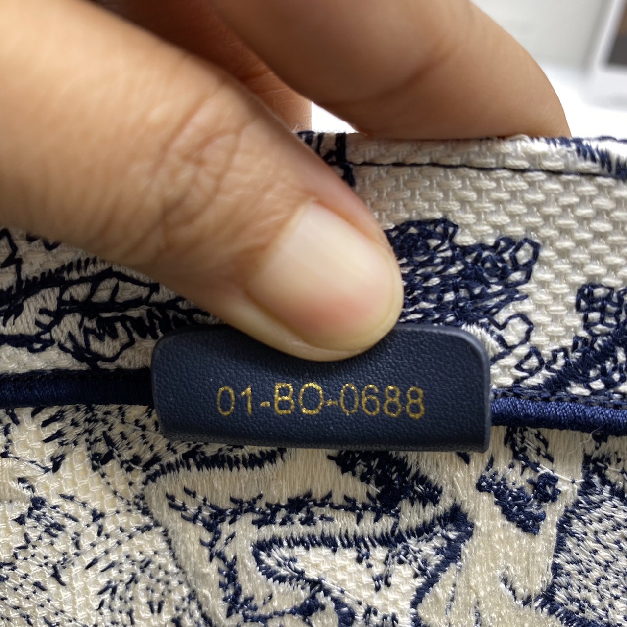 CHRISTIAN MEDIUM DIOR BOOK TOTE เอกลักษณ์ของความหรู เป็นทางช็อปปิ้งBag ที่ต้องมี ภายในโล่งกว้างมาก ใส่ของแบบแน่นๆ จุๆไปได้เลย น้ำหนักเบาสบาย งานออริปักขึ้นรูปสวยมาก มี code stamp พร้อมส่งที่ไทย ภาพสินค้าถ่ายจากงานขายจริง ใช้งานต่างประเทศได้ค่ะ