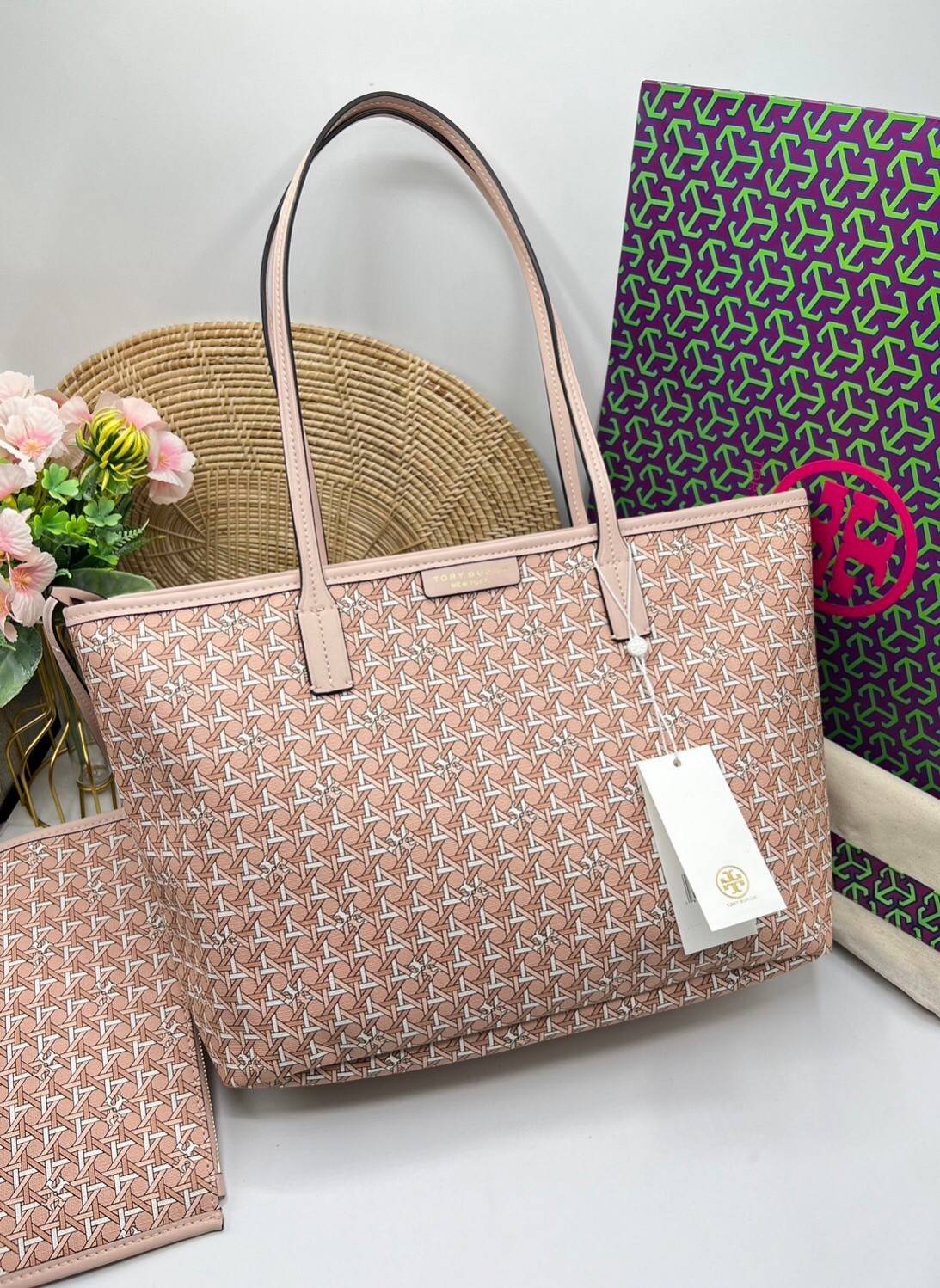 Tory Burch Ever Ready Zip Tote Small Coated Canvas / Tory Burch Geo Logo Tote กระเป๋าโท้ท พิมพ์ลายด้วยลวดลายสานตะกร้าอันเป็นเอกลักษณ์ของแบรนด์ ซึ่งได้แรงบันดาลใจจากความหลงใหลในงานจักสานของผู้ก่อตั้ง