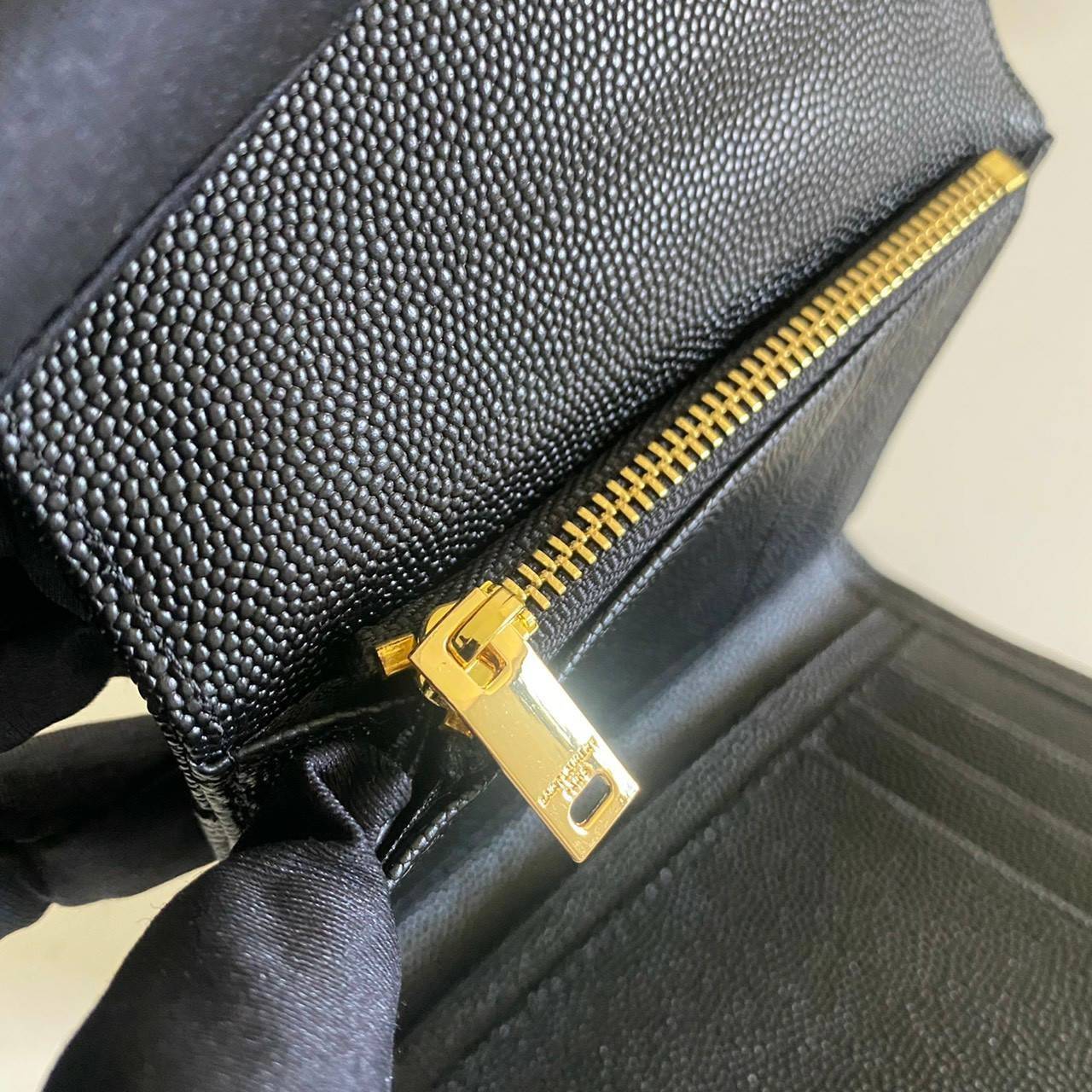 VIP GIFT 】หนังแท้ YSL 13cm SAINT LAURENT Monogram Compact Trifold Wallet กระเป๋าสตางค์ใบสั้น 3 พับ งานดีสุด รอบที่แล้วไม่พอขาย สามพับ ใส่แบงค์ ใส่บัตร ใส่เหรียญได้เยอะ ใบเดียวครบจบเลย หนังสวยมาก ละเอียดสุดๆ