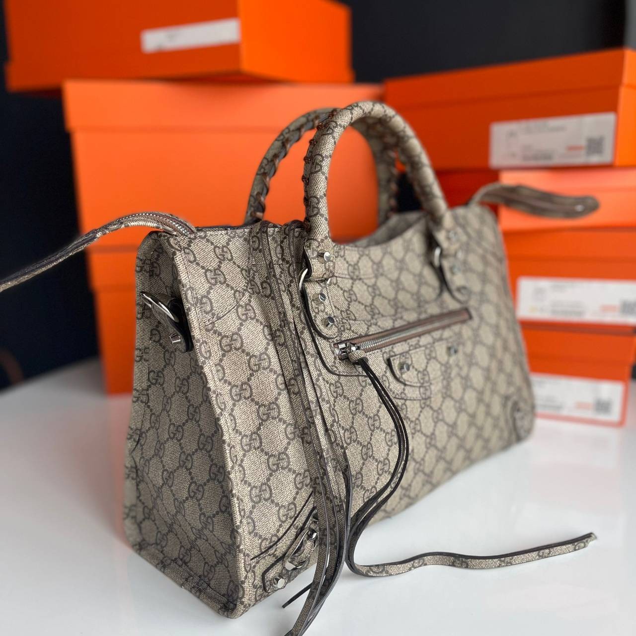 หนังแท้ Gucci The Hacker Project medium Neo Classic bag พร้อมส่งที่ไทย มาแล้วนะค้า มาแรง ขายดีม๊ากกกค่ะ GUCCI x BALENCIAGA CITY BAG ใบนี้มีสายสะพาย มาแรงที่สุดในตอนนี้ เป็นการออกแบบร่วมกันของ2แบรนด์ดัง เฟียส สวย แพทเทิร์นลาย ทรง เป๊ะๆ งานเทพสุดแบบเทียบแท้