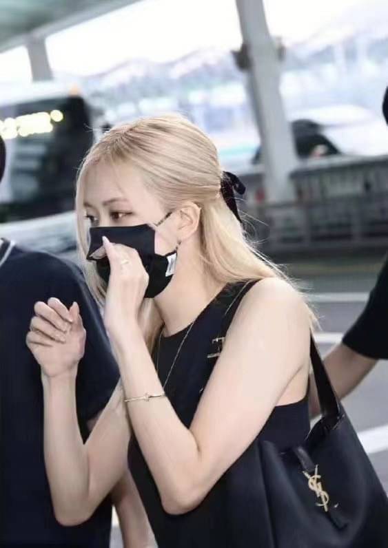 YSL Le 5 a soft hobo bag / YSL Tote 2022 มาใหม่มากก พร้อมส่งที่นี่ที่เดียวเลยค่า กระเป๋าที่สาวๆ ตามหากันหนักจริงๆ ตามรอยคุมโรเซ่ไปเลยค่าา งานเกรดออริจินอล หนังซอร์ฟสวย ภาพสินค้าถ่ายจากงานขายจริง ใช้งานต่างประเทศได้