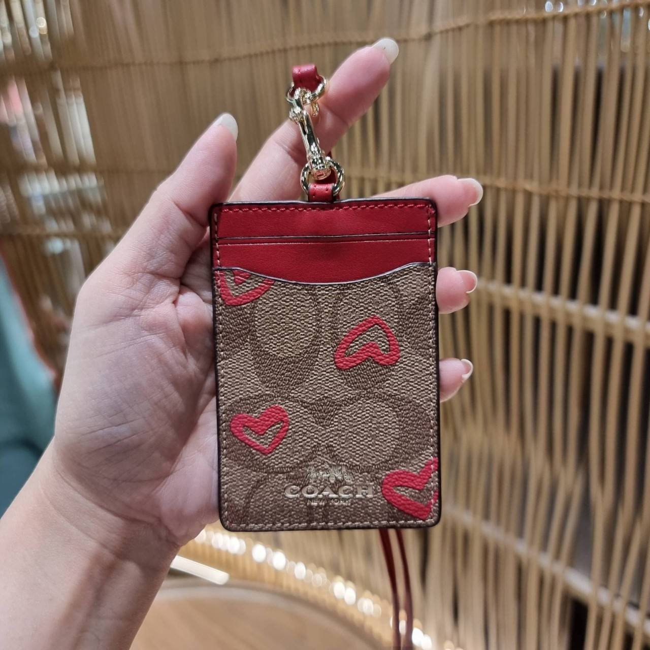 COACH C3305 ID LANYARD IN COLORBLOCK SIGNATURE CANVAS ง่ายๆแบบไม่ธรรมดา!! คลาสสิคแต่มีดีเทลโดดเด่น!! กระเป๋าถนอมบัตร พร้อมสายคล้องคอ ดีไซน์ลวดลายสวย ดูดีทุกแบบ ใช้งานง่าย พกพาสะดวก จะใส่บัตรพนักงาน บัตรเครดิต บัตรปชช. ใบขับขี่ และบัตรอื่นๆที่อยากจะใส่!! ต