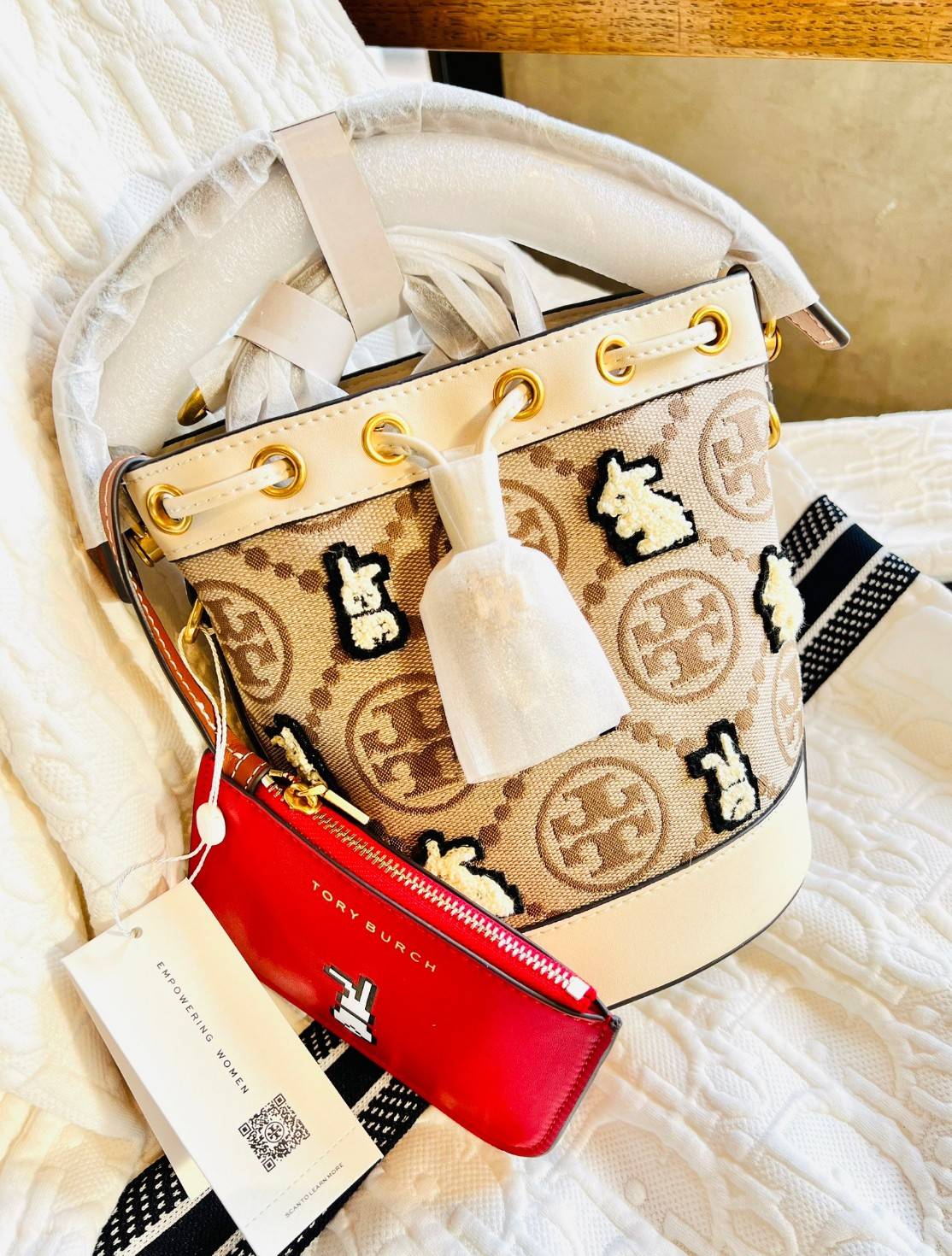 TORY BURCH MINI T MONOGRAM EMBROIDERED RABBIT BUCKET BAG WITH LEATHER SMALL WALLET ((143230)) 🎁 เปิดตัวรุ่นใหม่ได้น่ารักและสวยงามมากๆ พร้อมส่งที่ไทยก่อนใคร