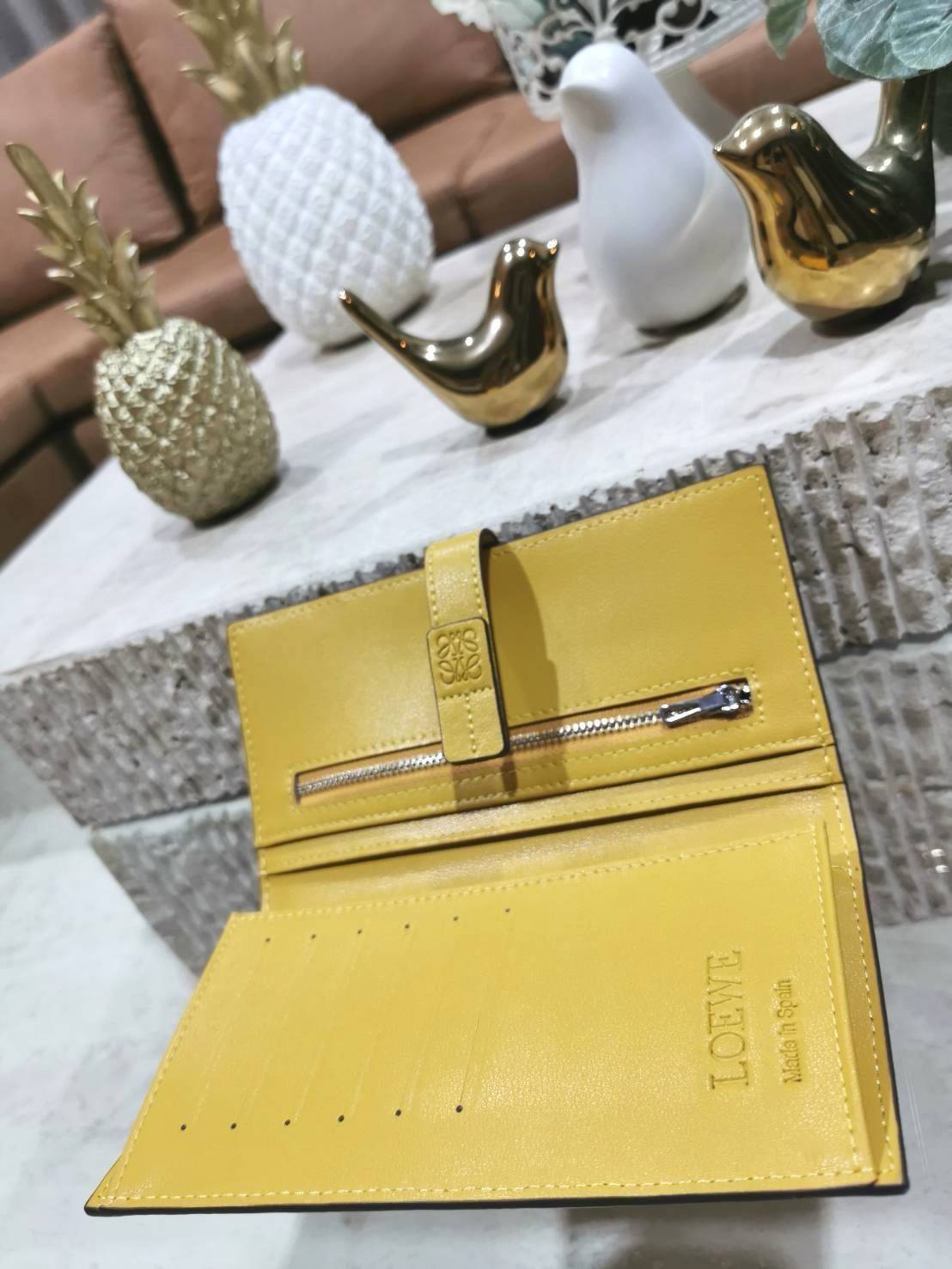 LOEWE LONG WALLET BAG วัสดุหนังแท้เทคเจอร์สวยอยู่ทรงปั้มโลโก้แบรนด์ด้านหน้าเปิดปิดด้วยกระดุม ภายในมีช่องใส่ธนบัตรหลายช่อง ช่องหลักสามารถใส่มือถือได้ มีช่องซิปใส่เหรียญ ช่องใส่ธนบัตรใส่แบงก์พันได้ สวยน่าใช้ พร้อมส่งที่ไทยสุดคุ้มห้ามพลาด!