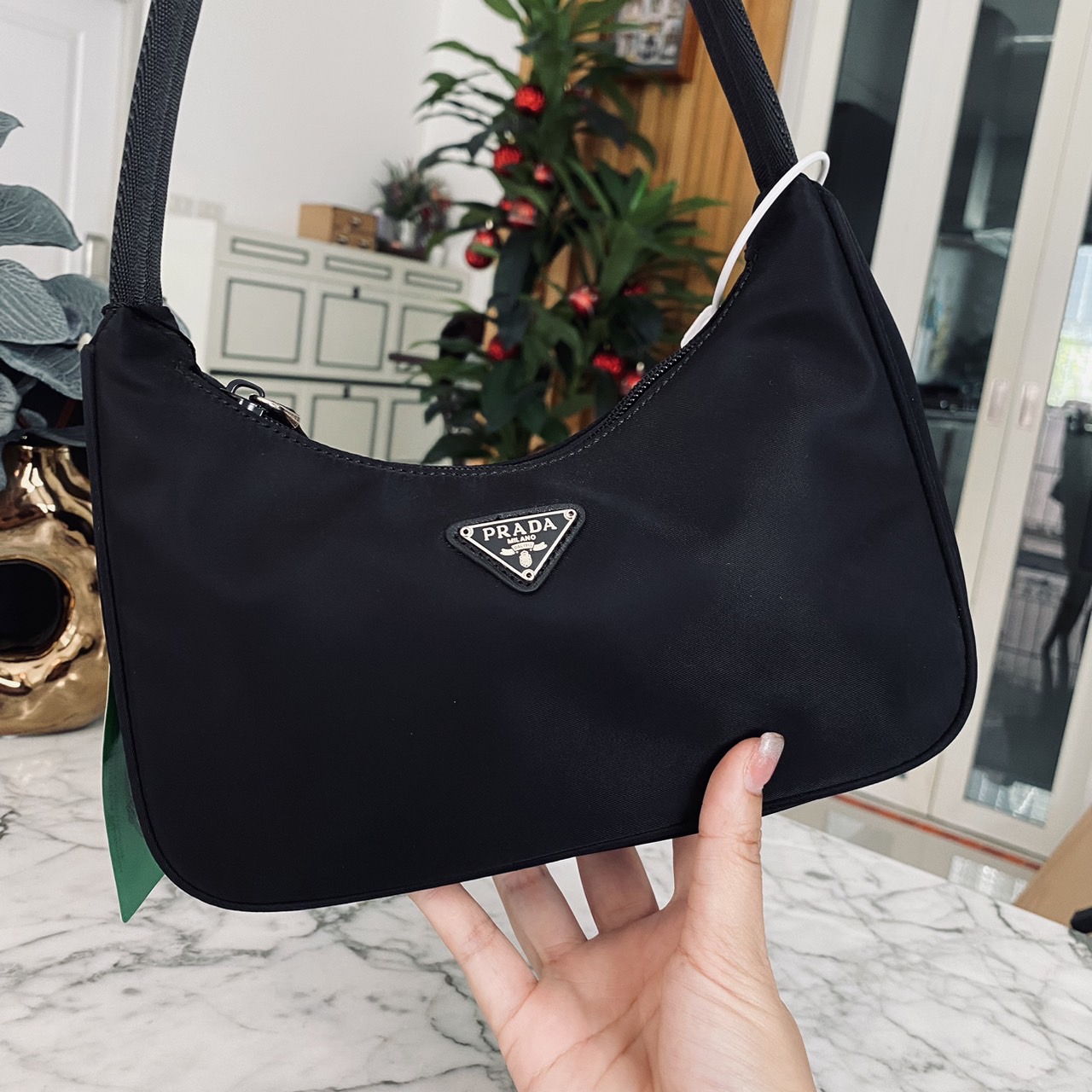 Prada Nylon Shoulder Bag / Re-Nylon Prada Re-Edition 2000 mini-bag กระเป๋าสะพายไหล่ผ้าไนล่อน เรียบแต่หรู คูลแต่เท่ห์ ยกให้ใบนี้ตลอดกาลเลยค่า