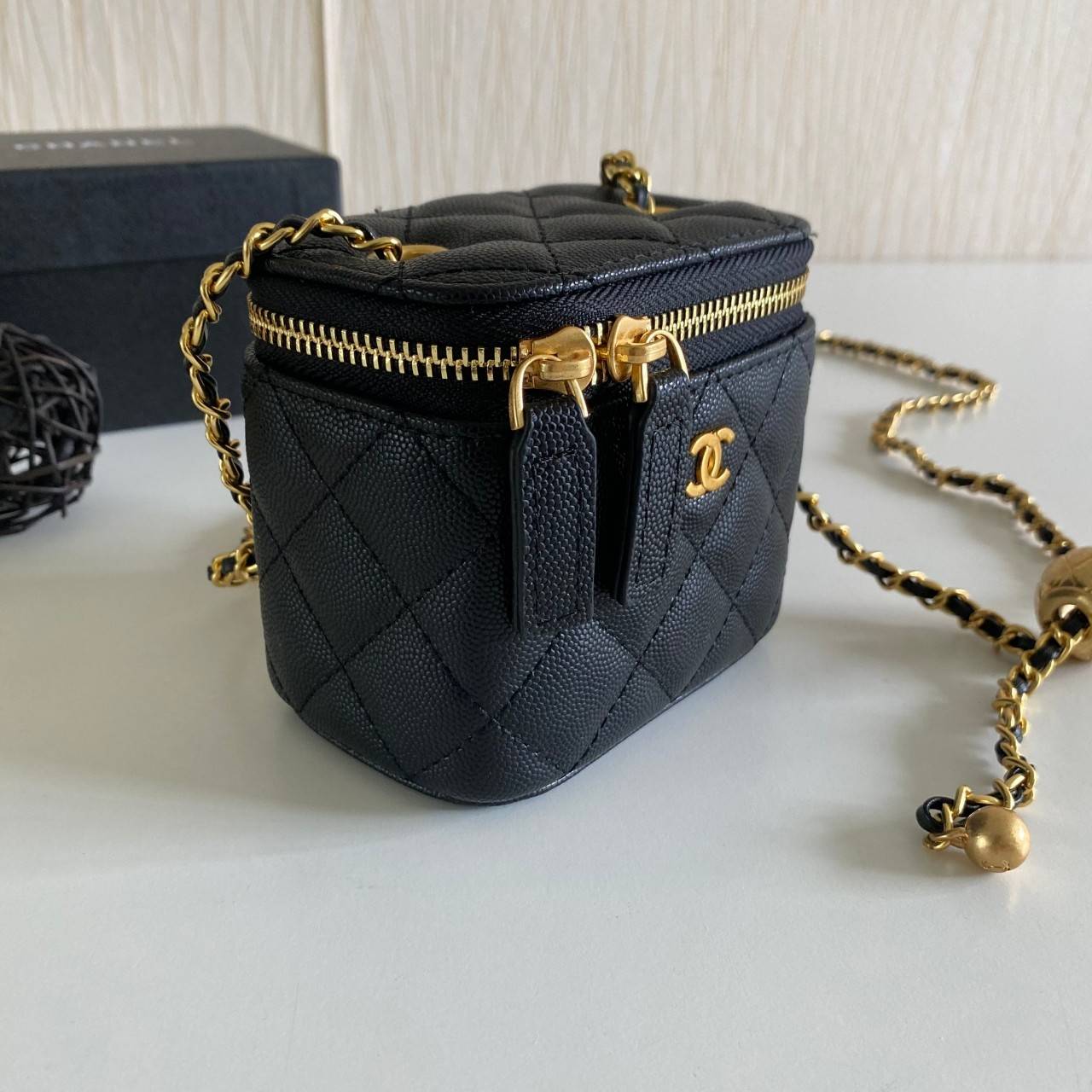 พรีเมี่ยมกิ๊ฟแท้ 100% 】พร้อมส่งที่ไทยที่นี่ที่เดียว Chanel Classic Box With Chain mini 9 cm. หนังคาเวียร์ ปรับสายได้ น่ารักมากกก