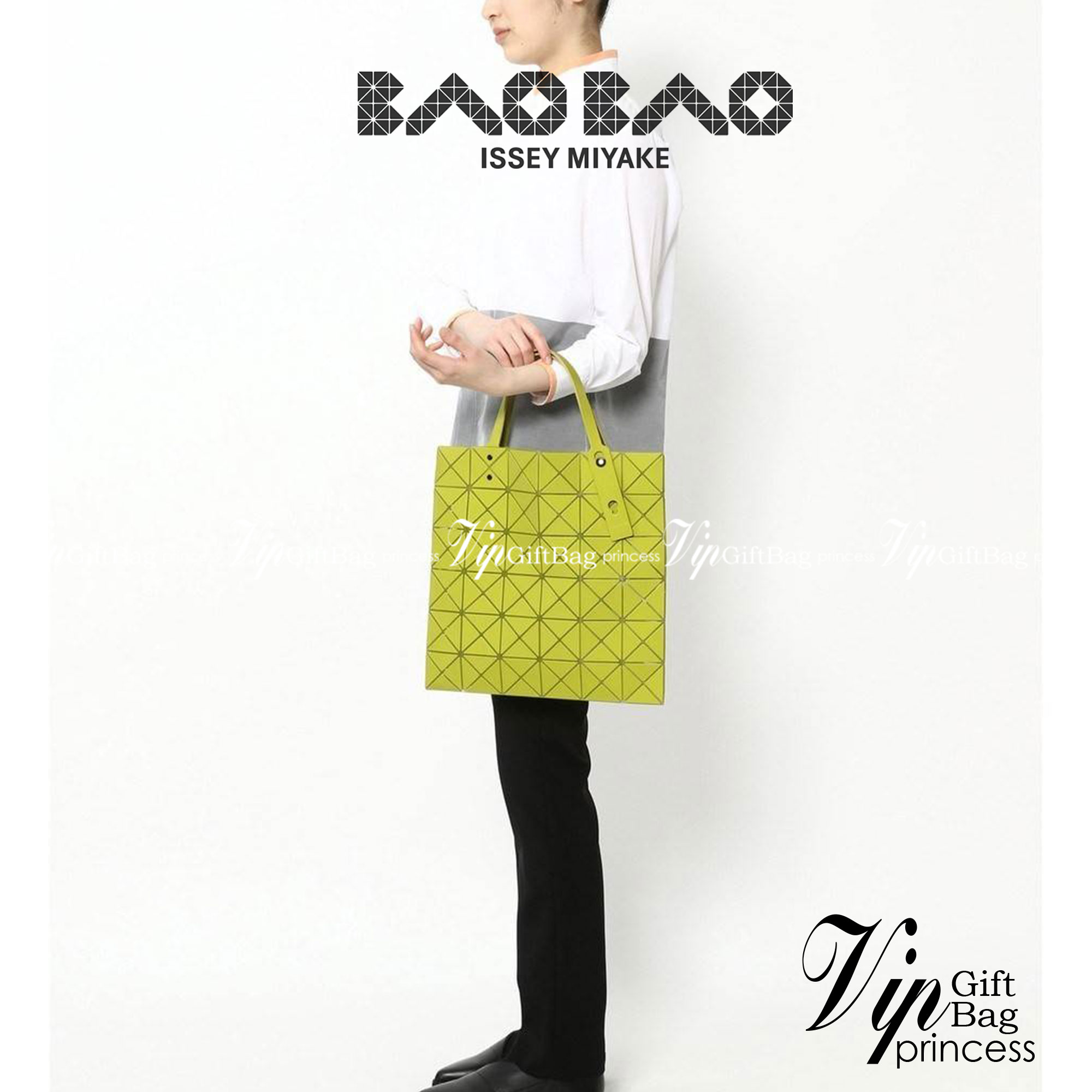 BAO BAO ISSEY MIYAKE LUCENT ONE-TONE กระเป๋าสะพายไหล่ ทรงโท้ท ใบใหญ่สวยมาก ปรับได้หลายทรงตามเอกลักษณ์เฉพาะของแบรนด์นี้ วัสดุ 100% POLYESTER PARTLY: SYMYHETIC LEATHER ด้านในใส่ของได้เยอะมาก ใส่ไอแพด สมุดโน้ตได้สบายเลย วัยทำงานหรือวัยนักศึกษา อย่างน้อยต้องม