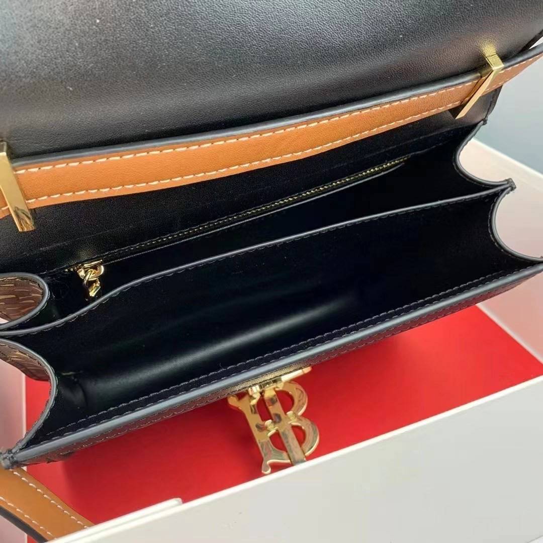 VIP หนังแท้ 】BURBERRY Brown TB-Print Canvas and Leather Crossbody Bag กระเป๋าสะพายวัสดุหนังแท้ ขึ้นลายแบรนด์โมโนเเกรมคอลเลคชั่นใหม่ทรงเหลี่ยมสวยหรูดูดี เปิดปิดด้วยฝาปิดสัญลักษณ์รูปตัวB ภายในมีช่องแบ่งเป็นสัดส่วนสามารถใส่มือถือ iphone เงิน ของจุกจิกได้ หัว
