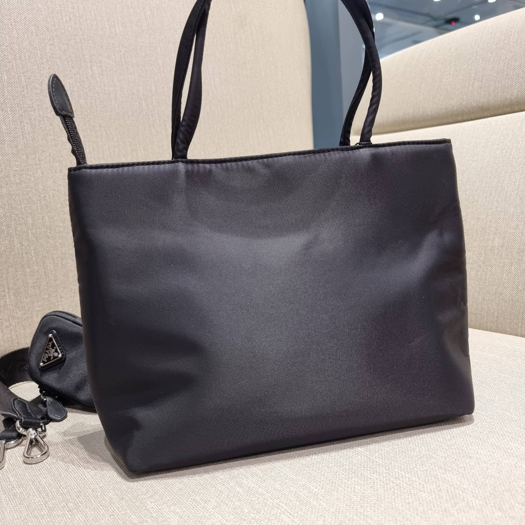 PRADA RE-NYLON TESUTO TOTE BAG กระเป๋าทรงช้อปปิ้ง ขนาดกำลังสวย รุ่นหายาก ขายดีตลอดกาล!!ด้วยรูปทรงที่ใช้งานง่ายและสะดวก ทำให้ครองใจทั้งสาวๆและหนุ่มๆได้ไม่ยาก วัสดุผ้าไนล่อนคุณภาพ พร้อมใบลูก ไว้ใส่เหรียญ ใส่กุญแจได้สารพัด ปากกระเป๋ามีซิปปิดกันของหล่น ภายในเ
