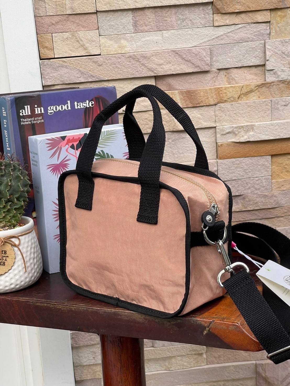 Kipling Kirsty Small Handbag (KI6275) กระเป๋าถือหรือสะพายทรงcrossbody จากคอลเลคชั่นใหม่ล่าสุด ที่เน้นฟังก์ชั่นแบบไม่ซับซ้อน สีสันเรัยบง่ายเข้าได้กับสีเสื้อผ้าได้ดี สามารถใส่ของที่จำเป็นสำหรับผู้หญิงได้แทบทุกอย่างไม่ว่าจะเป็น มือถือ กระเป๋าสตางค์หรือเครื่อ