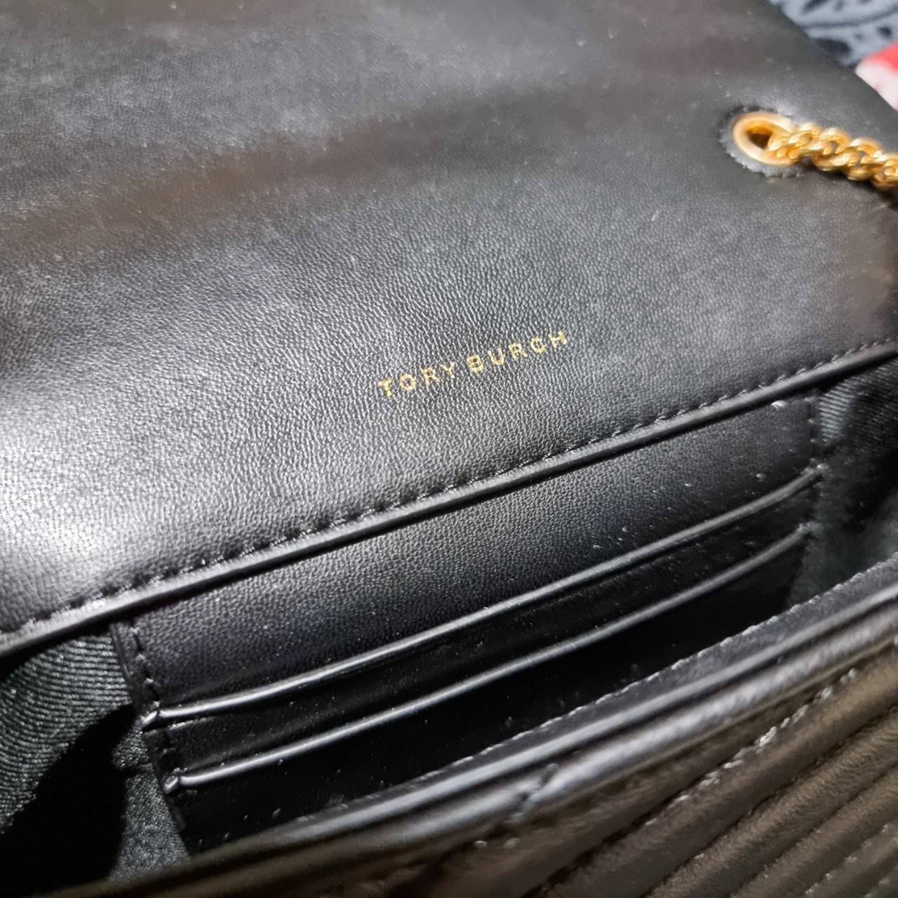 TORY BURCH KIRA CHEVRON EMBELLISHED LOGO MINI BAG ตามคำเรียกร้องจ้า!! ไซส์มินิ สะดวกใช้ พกพาง่าย สไตล์คุณหนู!! กระเป๋าสะพายข้าง ดีไซน์ทรงคลาสสิค โดดเด่นด้วยโลโก้ดีไซน์ประดับเม็ดสี เพิ่มมูลค่าและดึงดูดสายตามากขึ้น วัสดุหนังแกะ สัมผัสนิ่มมือ เปิด-ปิดด้วยกระ