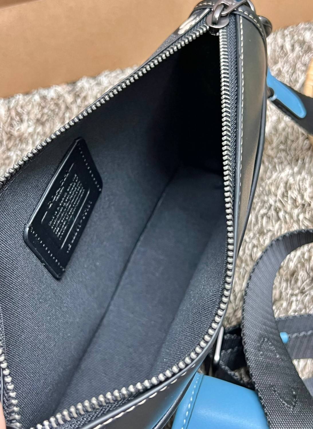 Coach Heritage Convertible Crossbody In Signature Canvas With Creature Print ((cc131)) 🐶 น่ารักขนาดนี้ ห้ามใจไม่ไหวเลยจ้า พร้อมส่ง! ยังไม่เข้าไทย ใหม่ก่อนใครค่ะ! หญิงก็ได้ชายก็ดี สำหรับรุ่นนี้ หนังแท้นิ่ม((หนังไม่แข็งทื่อๆ)) 🌟ทั้งใบปริ้นลา