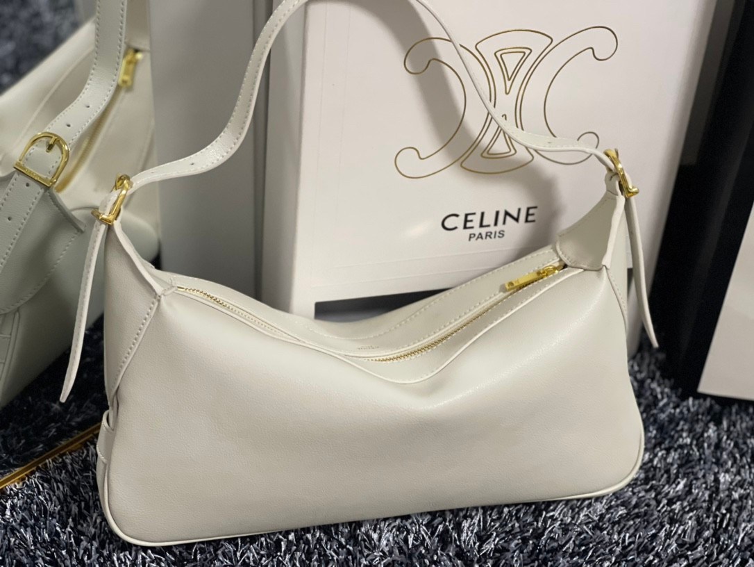 ทรงยอดฮิตที่สุด **หนังนิ่มมือมาก กับ CELINE ROMY VIP GIFT WITH PURCHASE (GWP) กระเป๋าสะพายไหล่ทรงเป็กเอกลักษณ์ เปิดปิดด้วยซิป จุของได้เยอะคะ Ipad mini เครื่องสำอางค์ เหมาะสำหรับสาวๆ มากคะด้วยน้ำหนักที่เบาและใช้ได้หลายลุค มาพร้อมสายสะพาย2แบบ(ถอดเปลี่ยนได้)