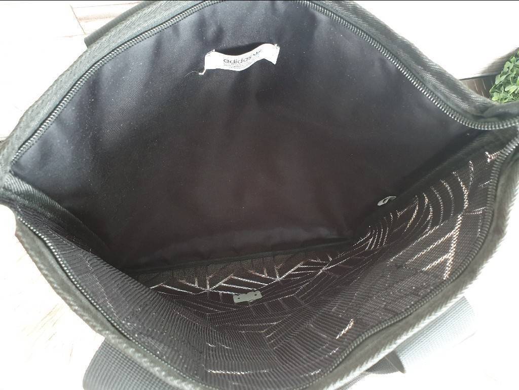 Adidas Original Shopper 3D Tote Bag Trefoil Handbag . Classic Sports กระเป๋าถือหรือสะพาย ลาย graphic ทรง sport วัสดุ polyurethaneเนื้อ matte หนังนิ่ม น้ำหนักเบา เปิดปิดด้วยซิป ภายในกว้างโล่ง ใส่ A4, iPad และของใช้ได้เยอะ Unisex ใช้ได้ทั้ง ช ญ ค่ะ