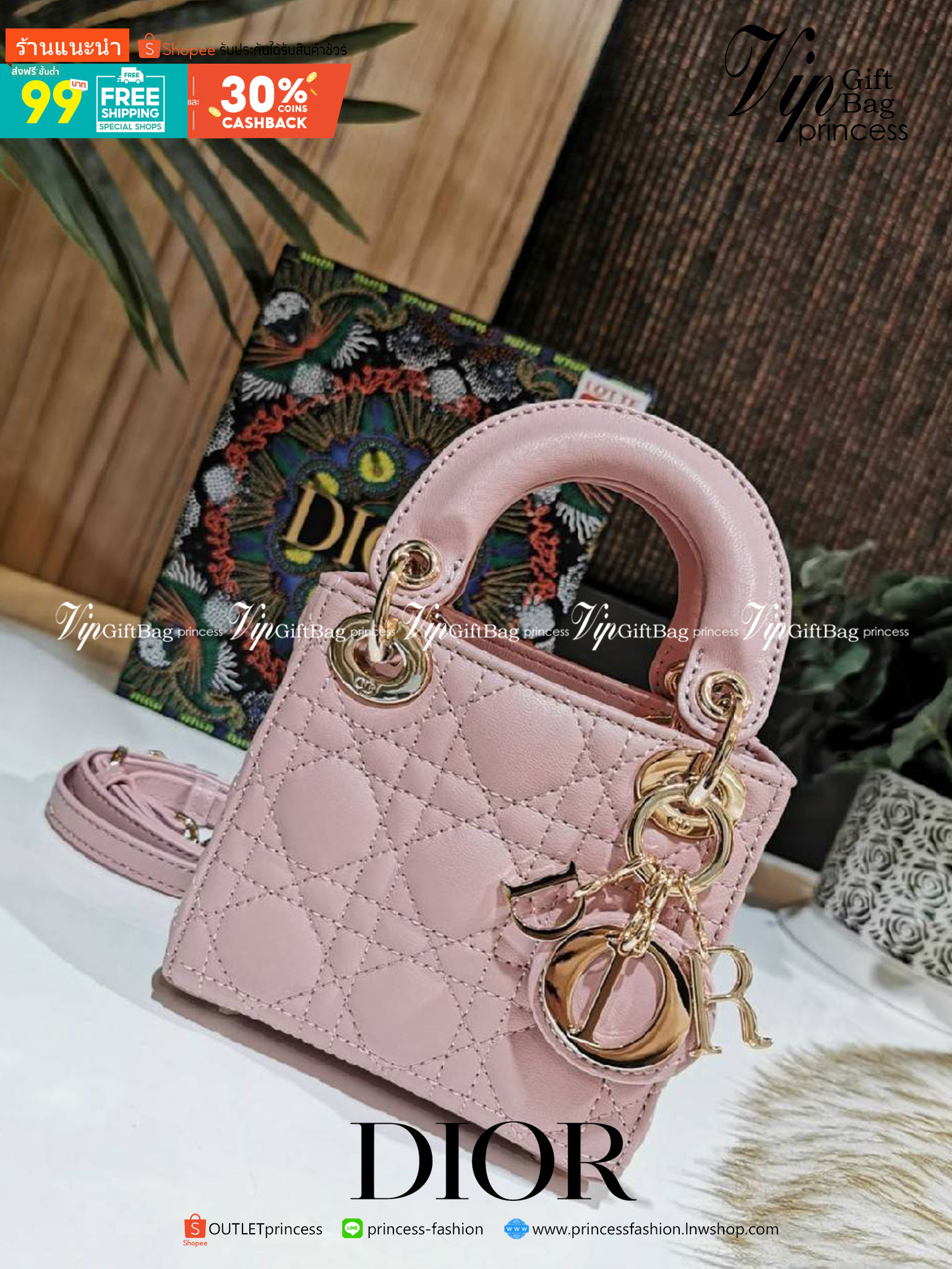 VIP 】CHRISTIAN DIOR MINI BAG VIP GIFT วัสดุหนังแท้ Calfskin ทรงเหลี่ยมหนังสวยหรูอยู่ทรงขึ้นลายเอกลักษณ์แบรนด์ ประดับTAGห้อยโลโก้แบรนด์อะไหล่ทองด้านหน้า เปิดปิดด้วยฝาปิด ภายในโล่งมีโลโก้สามารถใส่มือถือของจุกจิกได้ หูจับถนัดมือ สายสะพายหนังยาวถอดได้ปรับระดั