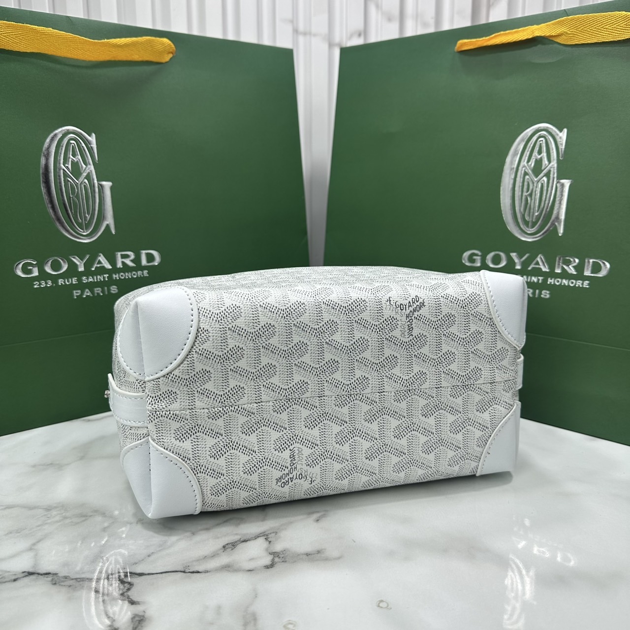 ORI หนังแท้ | Goyard Bowling 25 Toiletry Bag / Goyard Pouch กระเป๋าทรงพอช พร้อมสายถือจับถนัดมือใช้งานง่ายกะทัดรัด ตอบโจทย์ความเรียบง่ายแต่คลาสสิก ใช้ได้ทั้งชายหญิง หรูหรา ติดแกรมที่สุด เป็นรุ่นตามหา ที่ตอนนี้มีพร้อมส่งแล้วค่า