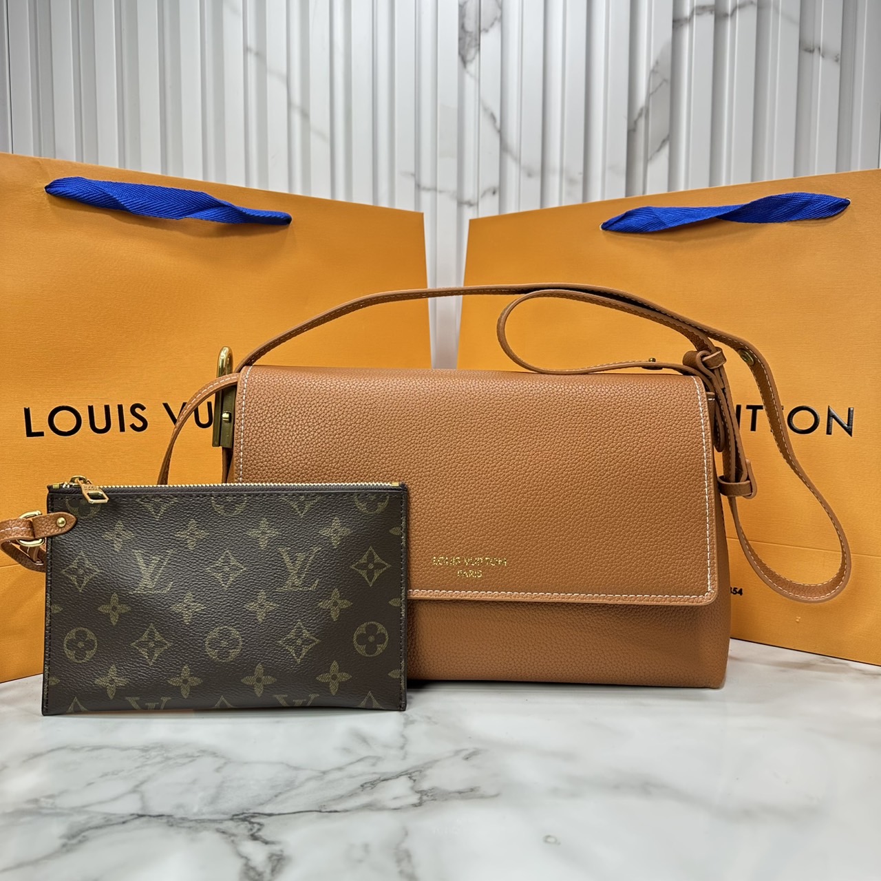 ORI หนังแท้ | LV Low Key Messenger Bag กระเป๋าสะพายทรงแมสเซ็นเจอร์ รูปทรงใหม่ สไตล์เรียบง่ายแต่หรูหรา ตกแต่งด้วยแม่กุญแจสีทองวินเทจ พร้อมใบลูกลายโมโนแกรมเพิ่มฟังชั่นการใช้งาน