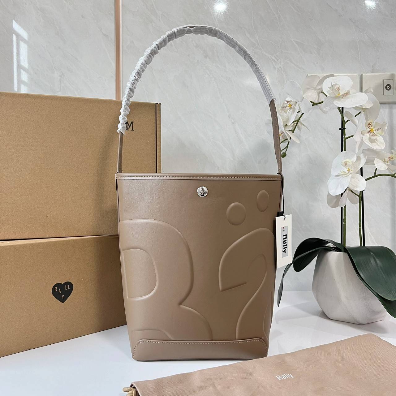 Rally The Bag Whisper กระเป๋าทรงบัคเก็ตงานหนังรุ่นใหม่ ฮอทติดลมบน มาแรงสะพายกันทั่วบ้านทั่วเมือง สายแบกสายขนห้ามพลาดจุของได้เยอะ รุ่นหนังผิวสัมผัสนิ่มมือ ทนทาน