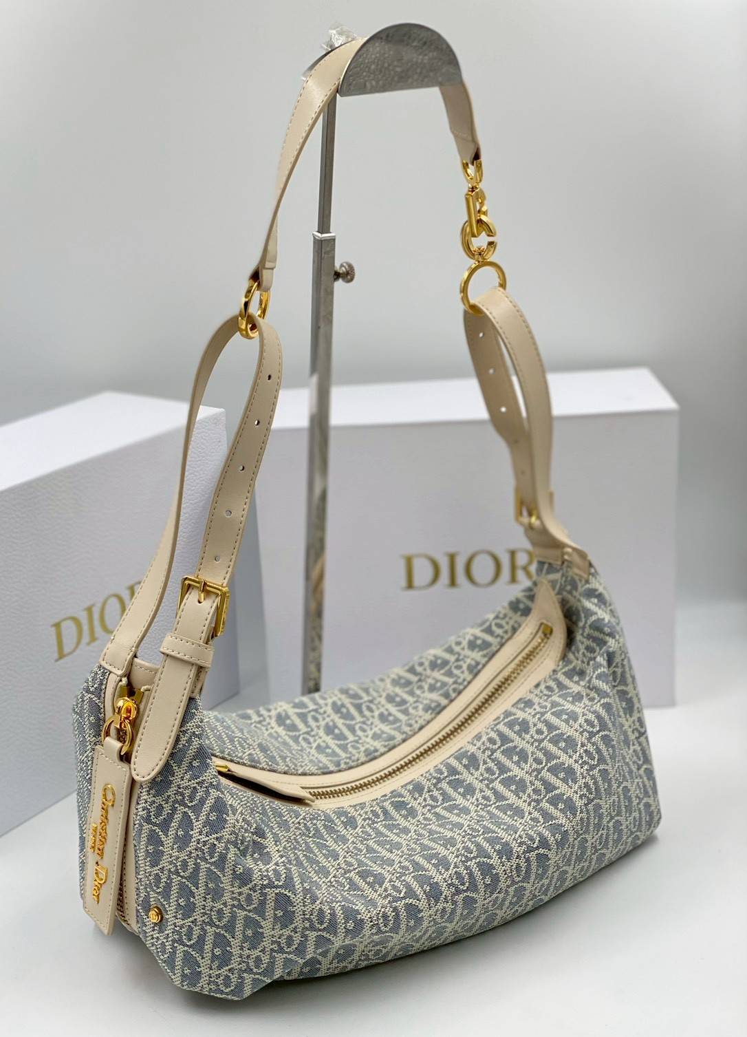 ORI หนังแท้ | DIOR D-Journey Bag กระเป๋าสะพายนิยามใหม่ดีไซน์ทันสมัย โดดเด่นด้วยรูปทรงโฮโบที่มาพร้อมกับดีไซน์ที่นุ่มนวลและทันสมัย พร้อมกับช่องใส่ของแบบติดซิป