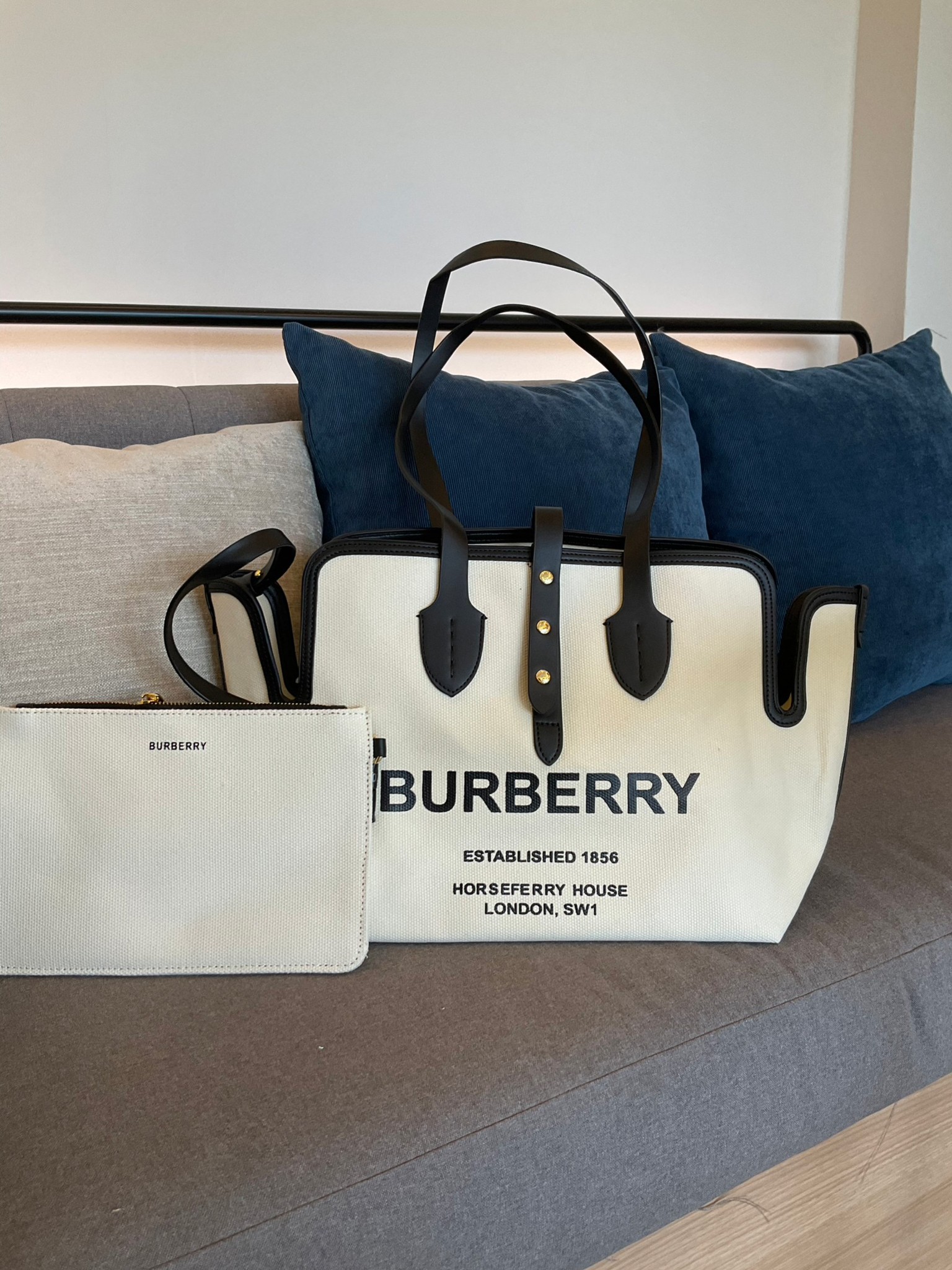 BURBERRY FRAGRANCES TOTE BAG พร้อมส่งรุ่นใหม่!! BURBERRY LARGE LONDON TOTE BAG IN WHITE / Burberry Canvas Logo Tote Bag กระเป๋าสะพายไหล่ทรงช้อปปิ้ง ทรงคลาสสิค ฮิตตลอดกาล ตัวกระเป๋าวัสดุหนังผ้าแคนวาส